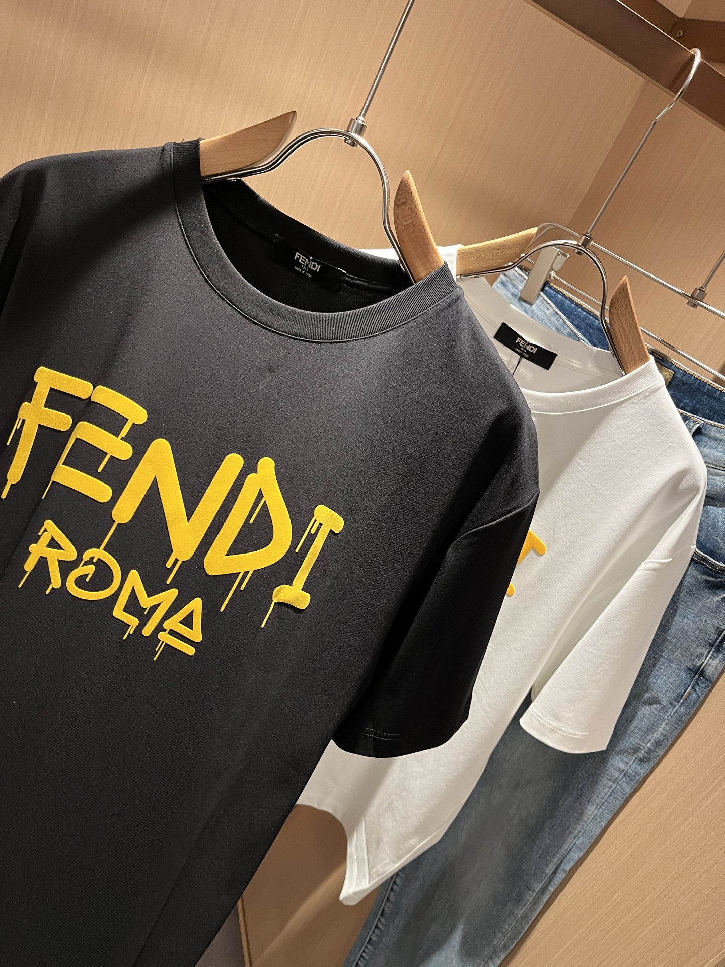   FEN*I 芬*迪2025春夏新款FD家族FF男女同款👫短袖T恤，男女同款👫百搭极简短袖。意大利原厂