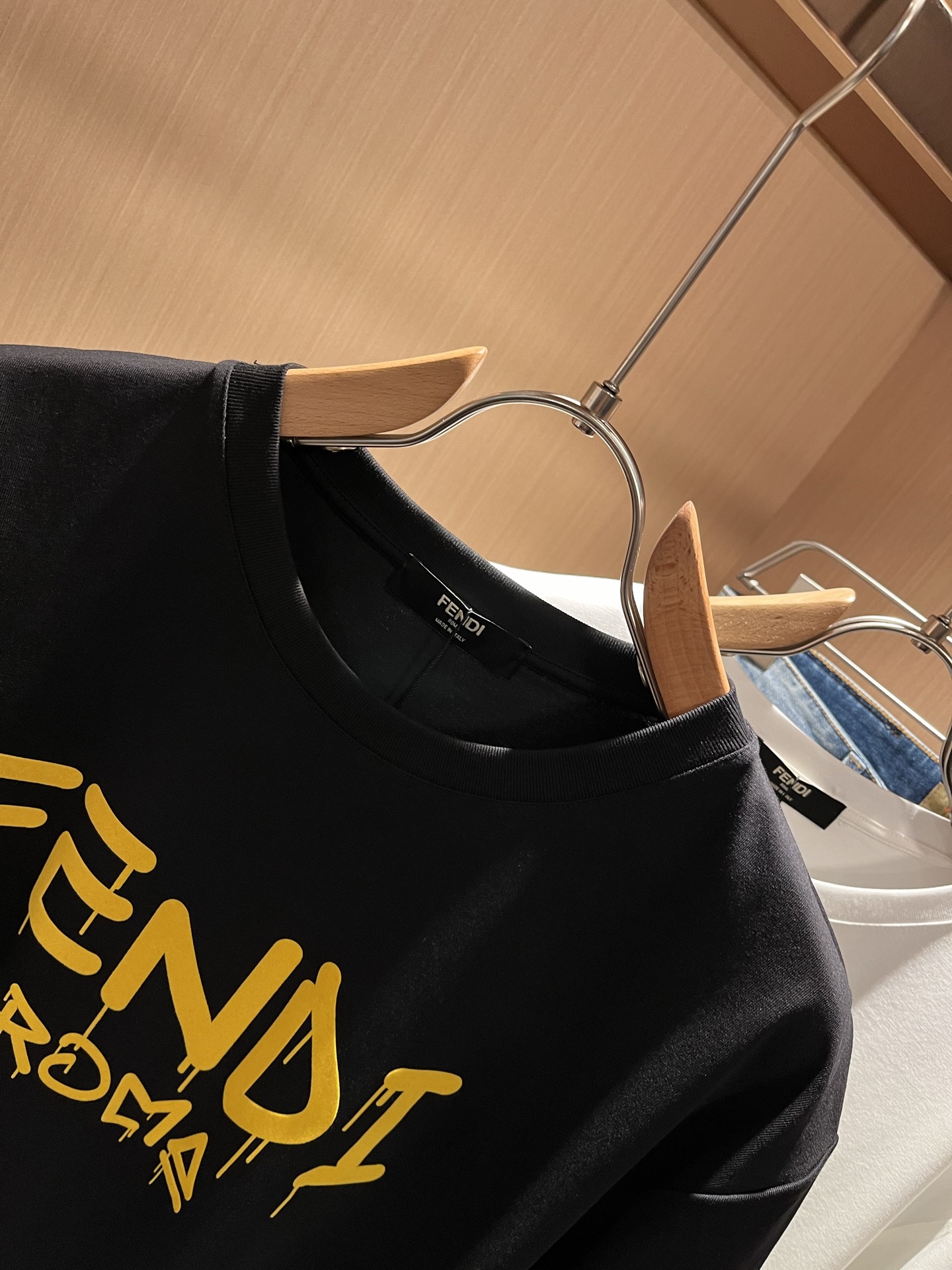   FEN*I 芬*迪2025春夏新款FD家族FF男女同款👫短袖T恤，男女同款👫百搭极简短袖。意大利原厂