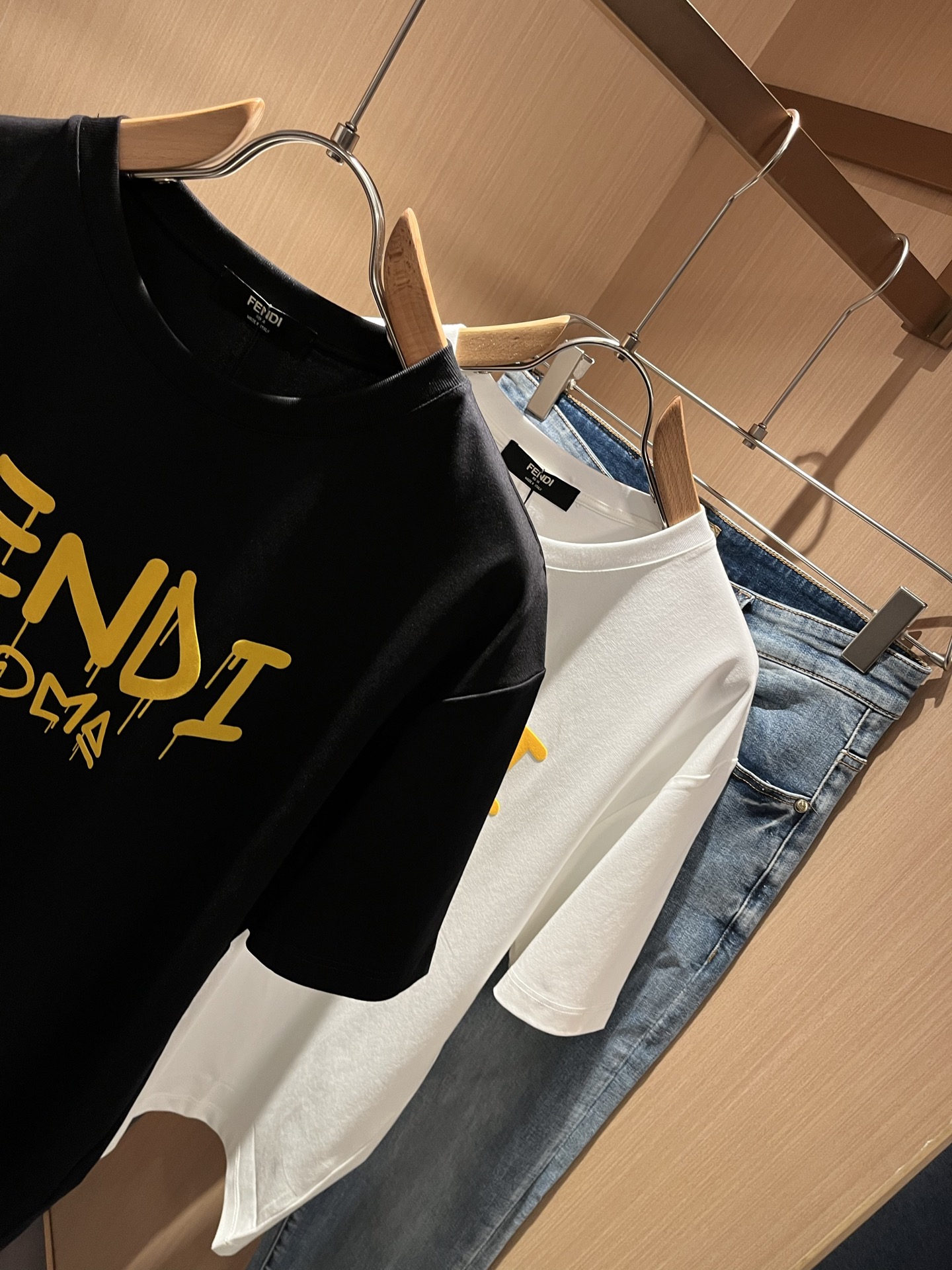   FEN*I 芬*迪2025春夏新款FD家族FF男女同款👫短袖T恤，男女同款👫百搭极简短袖。意大利原厂