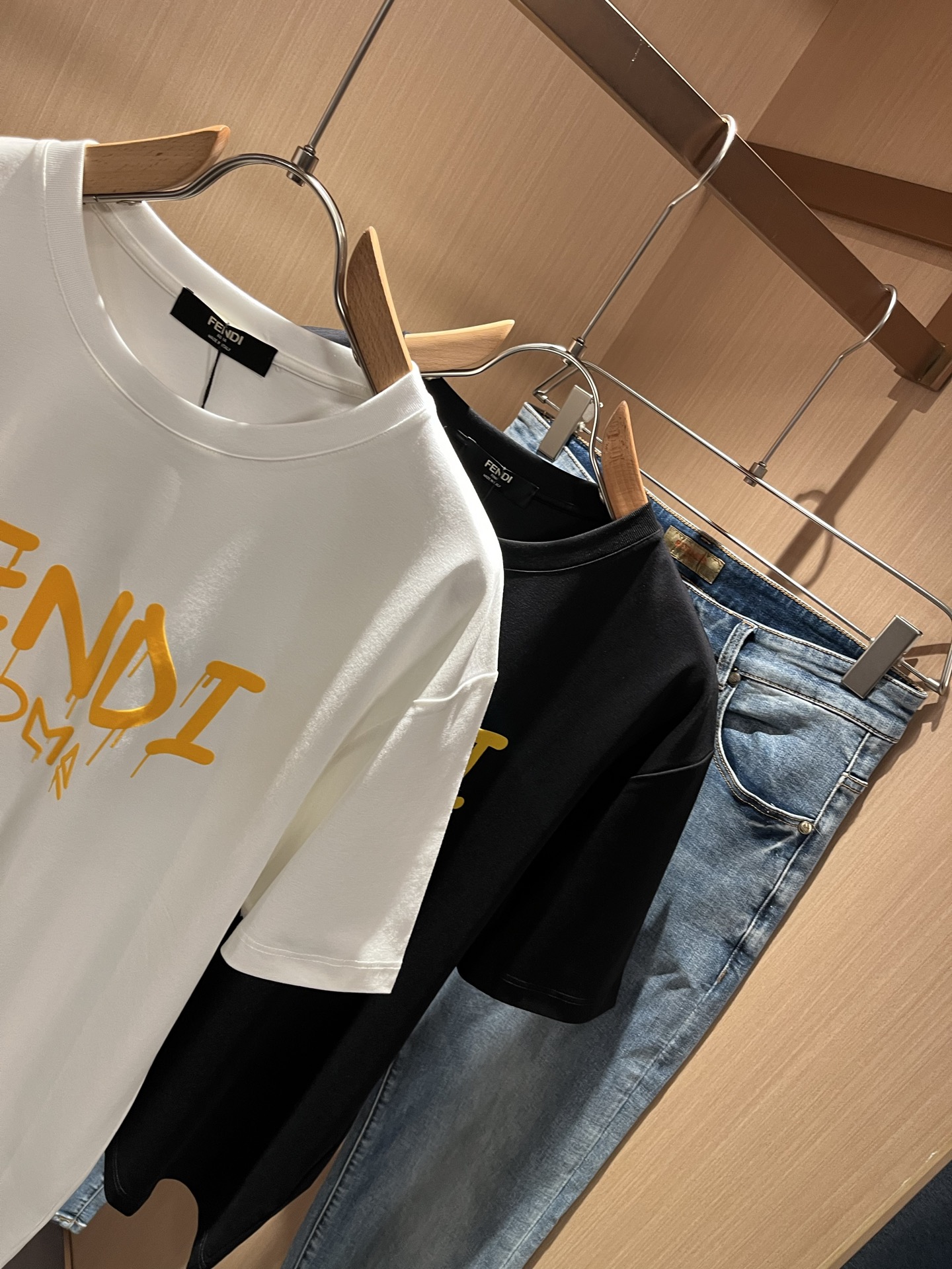   FEN*I 芬*迪2025春夏新款FD家族FF男女同款👫短袖T恤，男女同款👫百搭极简短袖。意大利原厂