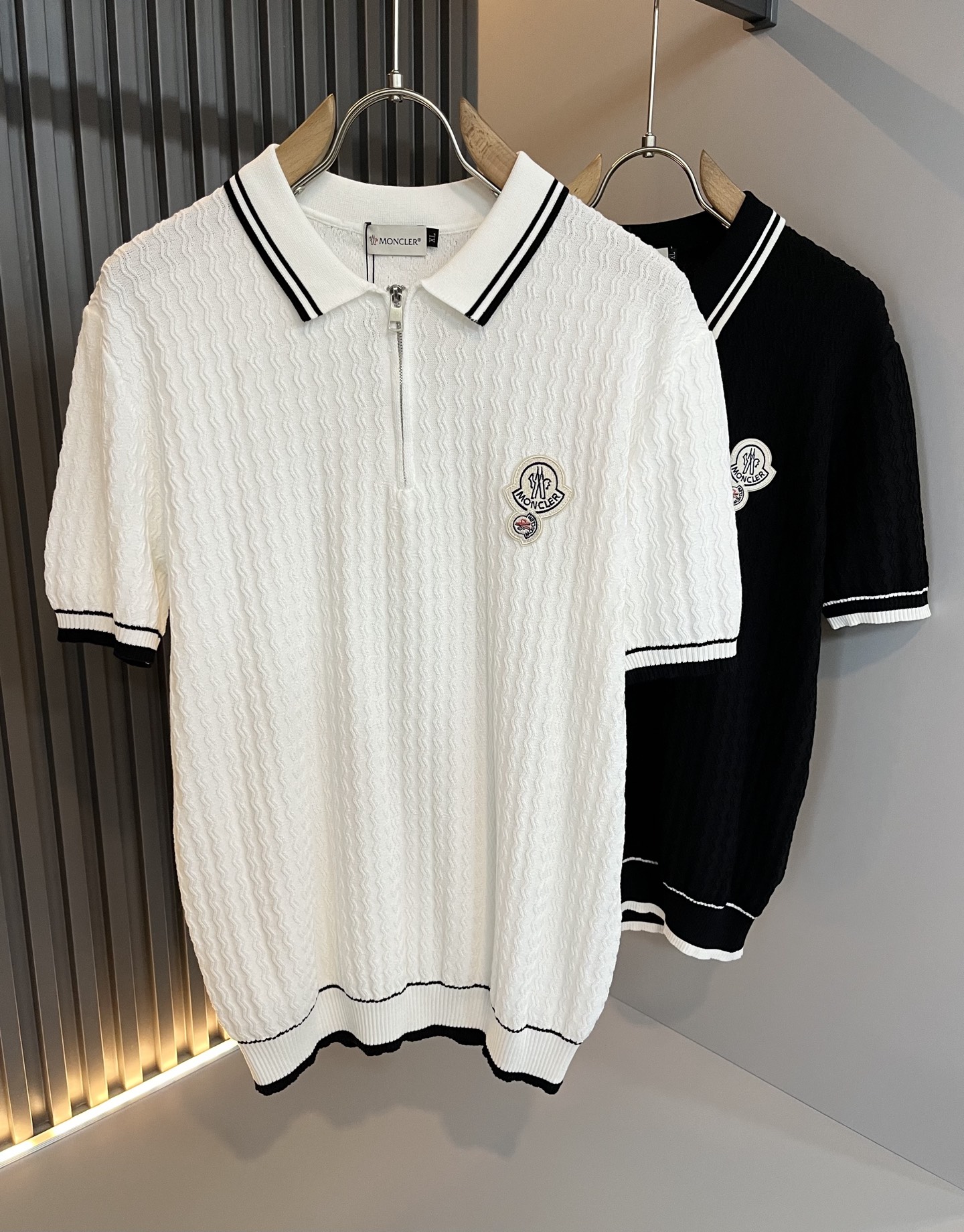 NO:429959,Moncler Mengjia's latest trade order knitted short-sleeved T-shirt in spring and summer 2025, full quality!  !  Internet celebrity style!  The craftsmanship adopts a chest badge design!  The upper body is comfortable and breathable, not stiff, and the overall body has a rich three-dimensional feeling, quality export orders, and chest logo pattern badge design!  Customized knitted fabric tailoring meets the simple needs of commuters for dressing. The upper body works well, looks slim and is not picky about the figure. The fabric workmanship is impeccable. Only good craftsmanship can make you look good and tasteful. It is a must-have item for everyone!  Size M-4XL, T-shirt,tees,t-shirt,alexander wang19860909Moncler蒙家 2025春夏最新的贸易订单针织短袖T恤,全品相！！网红款！工艺采用胸前徽章设计！上身舒适透气,不僵硬,整体有着丰富的立体感,品质出口订单,胸前logo图案徽章设计！定制针织面料剪裁,满足通勤人们对于着装的简约需求,上身效果很好,显瘦,不挑剔身材.面料做工....无可挑剔,好工艺好面料才能穿出好品味一款,人手必备单品！尺码M-4XL,,T-shirt,tees，t-shirt,alexander wang,Men's clothing