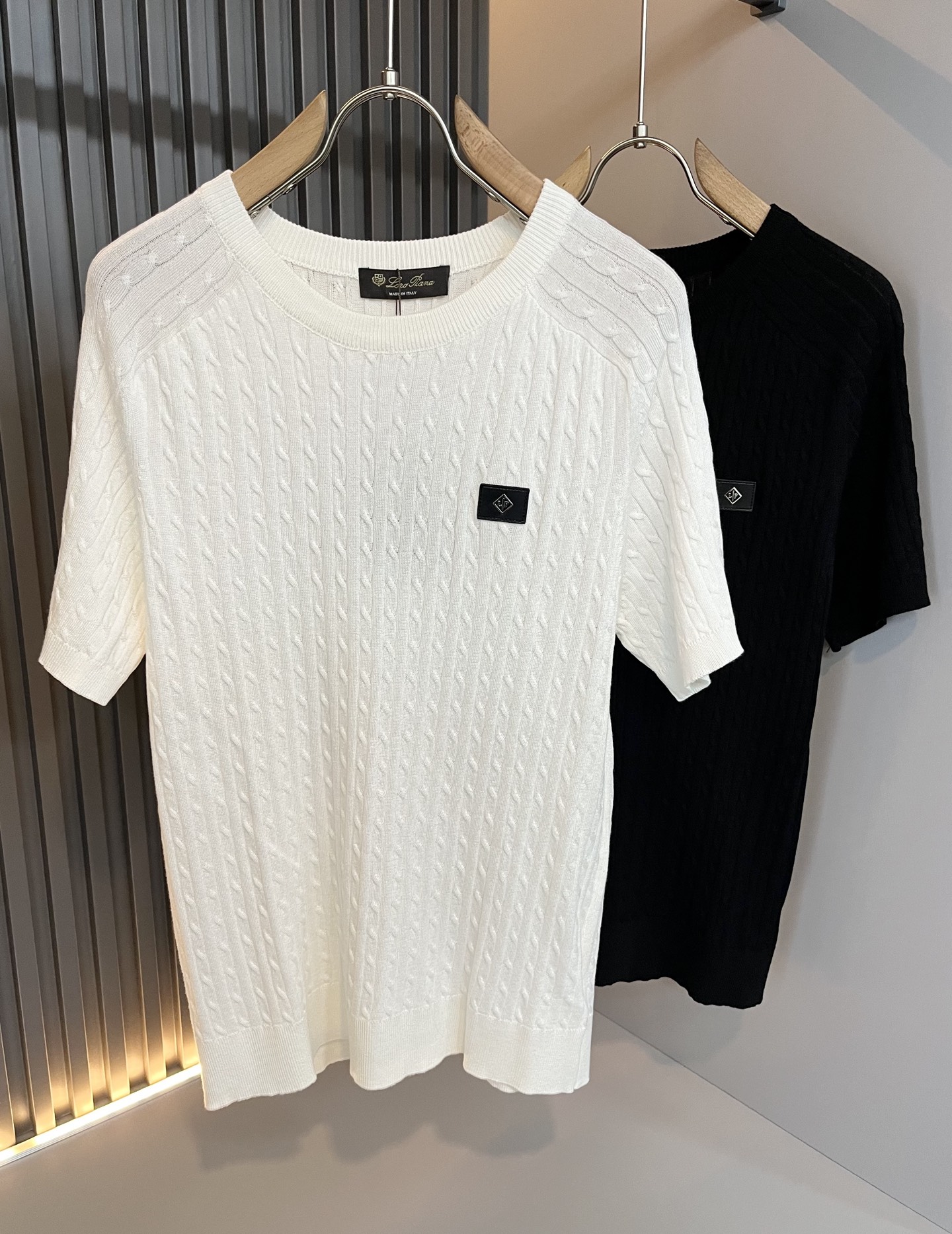 NO:429963,Loro Piana Nouyou Pianya 2025 Early Spring Men's Lapel Knitted Short Sleeve T-shirt, Full Quality!  !  The upper body is comfortable and breathable, not stiff, and the overall body has a rich three-dimensional feeling, quality export orders, and leather logo pattern design on the chest!  Customized exclusive knitted fabric tailoring to meet the simple needs of commuters for dressing. The upper body works well, looks slim and is not picky about the figure. The fabric workmanship is impeccable. Only good craftsmanship and good fabrics can make you feel good. It is a must-have item for everyone!  Size M-4XL, loro piana, T-shirt,tees, t-shirt,alexander wang19860909Loro Piana诺悠翩雅 2025早春男士最新的贸易订单翻领针织短袖T恤,全品相！！上身舒适透气,不僵硬,整体有着丰富的立体感,品质出口订单,胸前皮革logo图案设计！定制专属针织面料剪裁,满足通勤人们对于着装的简约需求,上身效果很好,显瘦,不挑剔身材.面料做工....无可挑剔,好工艺好面料才能穿出好品味一款,人手必备单品！尺码M-4XL,,loro piana,T-shirt,tees，t-shirt,alexander wang,Men's clothing