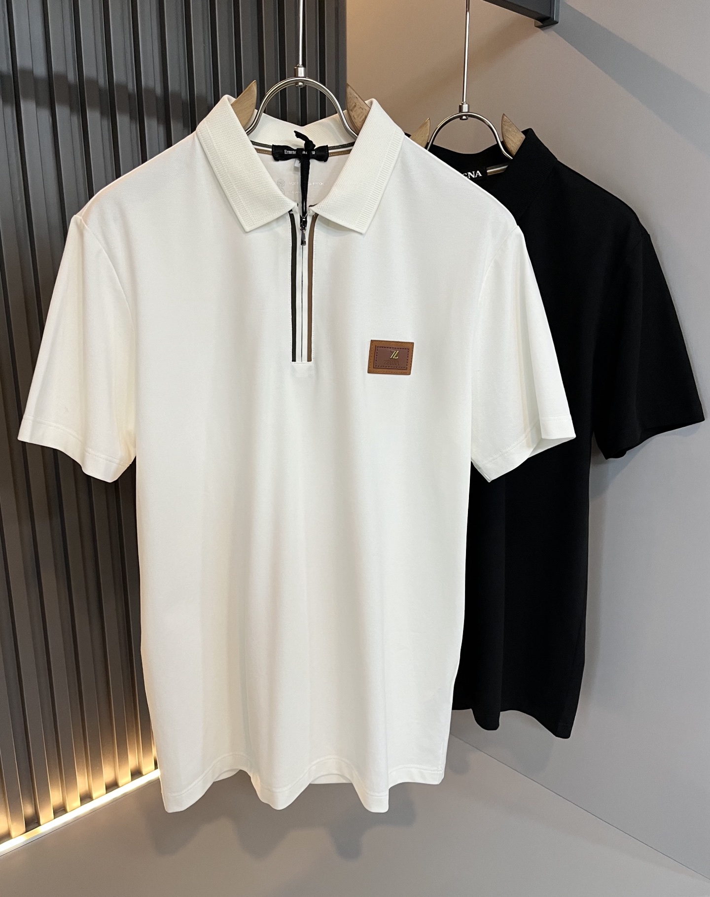 NO:429975,Ermenegildo Zeg*aJia 2025 spring and summer new products for men's casual Polo short-sleeved, foreign trade company order!  It is one of the classic exclusive fabrics of Zenia!  Leather design with chest logo pattern!  Customized original mercerized bead flooring fabric!  The touch is soft and delicate, but the shape is straight and stylish!  Extremely luxurious details... Perfectly interpret high-quality quality. Size M-4XL, zegna, T-shirt, alexander wang19860909Ermenegildo Zeg*a杰*亚 2025春夏新品男士休闲Polo短袖,外贸公司订单！是杰尼亚经典的专有织物之一！ 胸前logo图案皮革设计！定制原版丝光珠地棉面料！触感又柔软细腻、但型态又笔挺有型！ 细节奢华极致… 完美演绎高品质品相.尺码M-4XL,,zegna,T-shirt,alexander wang,Men's clothing