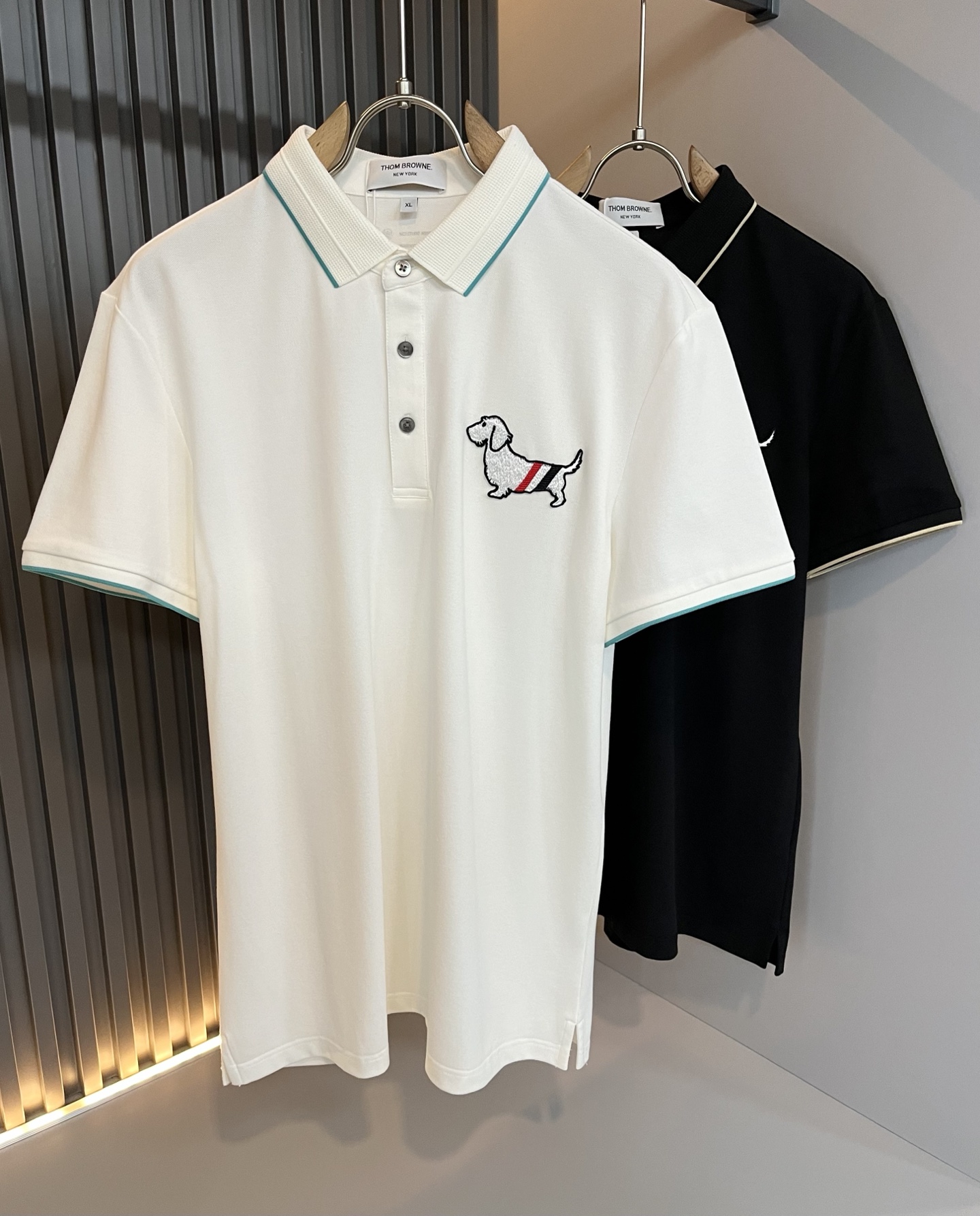 NO:429971,ThomBrow*e Tom*Long ~ New products for spring and summer 2025!  It is available on the official website at the same time. It is a casual classic lapel short-sleeved Polo shirt with unique design charm, very high-end, simple and not simple, and a new model of ready-to-wear!  The fabric is selected with unique bead floor cotton fabric, which feels smooth and soft, has texture, and has a strong sense of verticality. The upper body is smooth and not tight, and the sultry feeling caused by direct ultraviolet rays. The chest design logo pattern logo embroidery design!  The style is harmonious and unified, with the ultimate craftsmanship level. The side is very unique and tailored, very flavorful, delicate and comfortable to wear, showing sports vitality and exquisite details. The classic and perfect layout design shows fashion vitality in daily leisure life. Improve men's charm and style and achieve high-end models. Size M-4XL, T-shirt, alexander wang19860909ThomBrow*e汤姆*朗 ~2025春夏新品！官网同步有售,休闲经典翻领短袖Polo衫,独特设计魅力,非常高端,简约不简单,成衣新典范！面料精选独特珠地棉面料,手感光滑柔软,有质感,有很强的垂直感,上身爽滑不紧绷,紫外线直射造成的闷热感,胸前设计标识图案logo刺绣设计！风格和谐统一,极致工艺水平.侧面非常独特裁剪设计风格,非常有味道,精致细腻,好穿舒适,展现运动活力,细节考究.经典完美版型设计,日常休闲生活中展现时尚活力.提升男士魅力格调,成就高端典范.尺码M-4XL,,T-shirt,alexander wang,Men's clothing