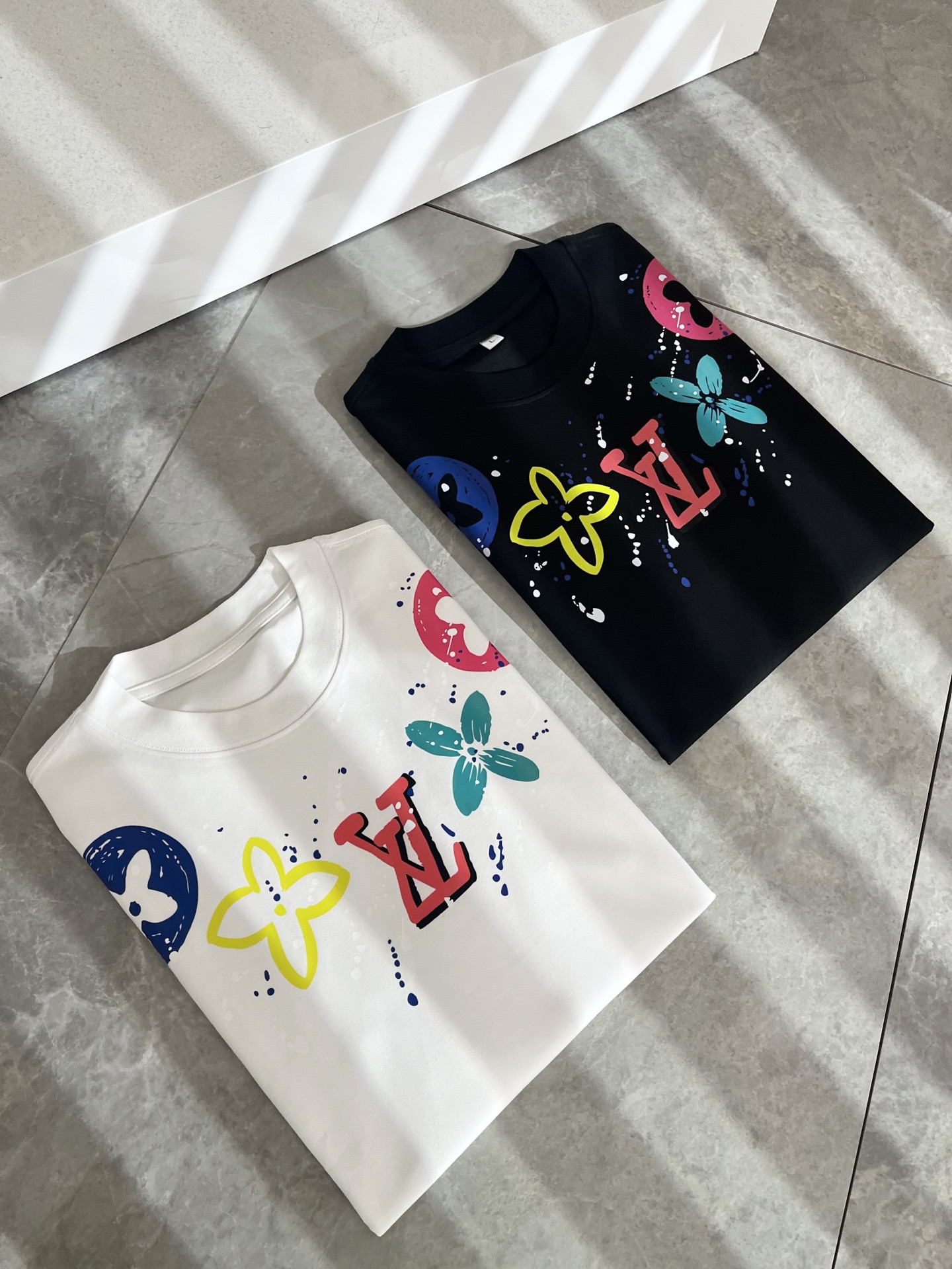   LouisVuitt*路易*登 2025春夏全新系列单品上线，非常时髦前卫的一款男女同款短袖T恤，标