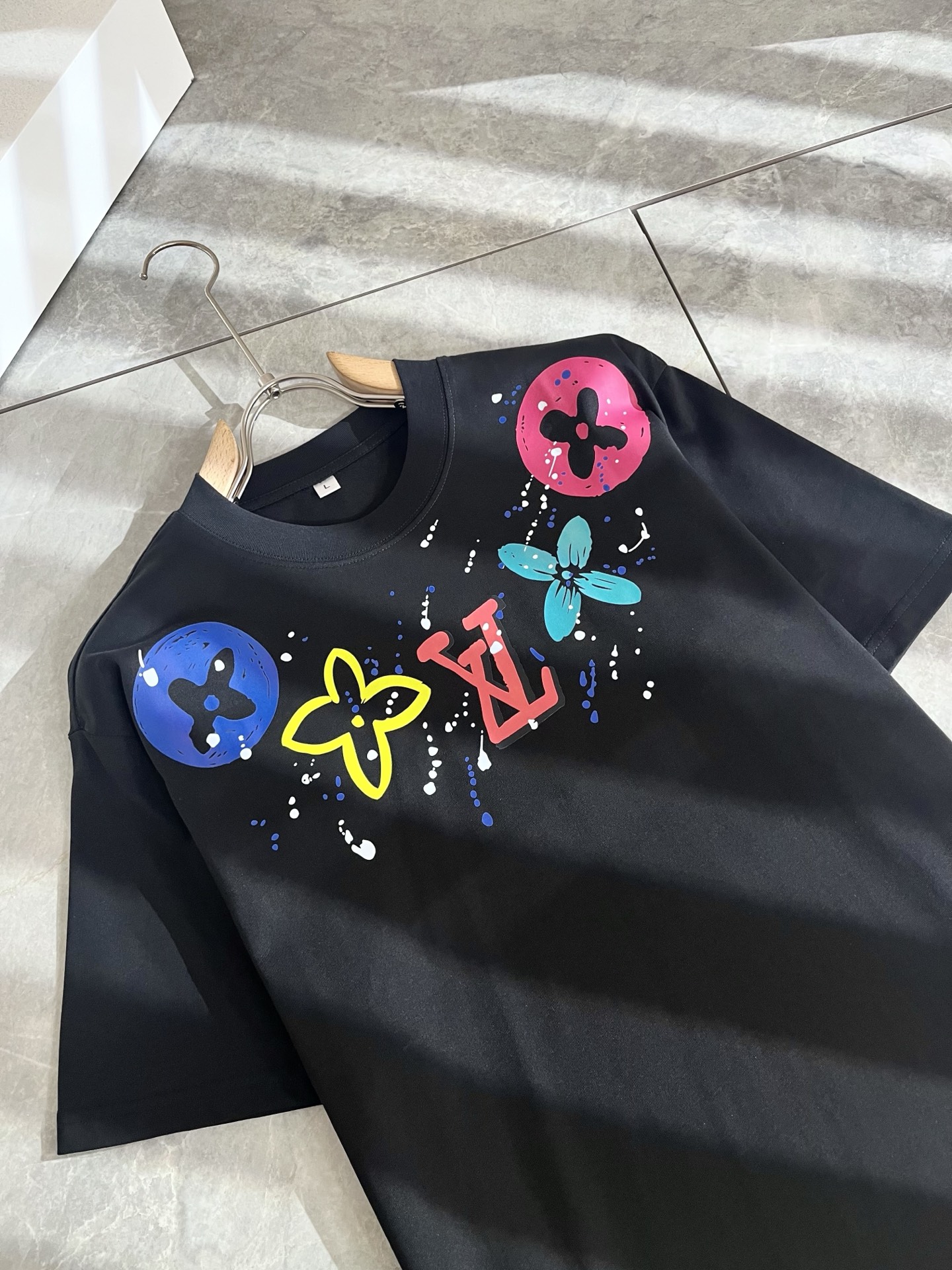   LouisVuitt*路易*登 2025春夏全新系列单品上线，非常时髦前卫的一款男女同款短袖T恤，标