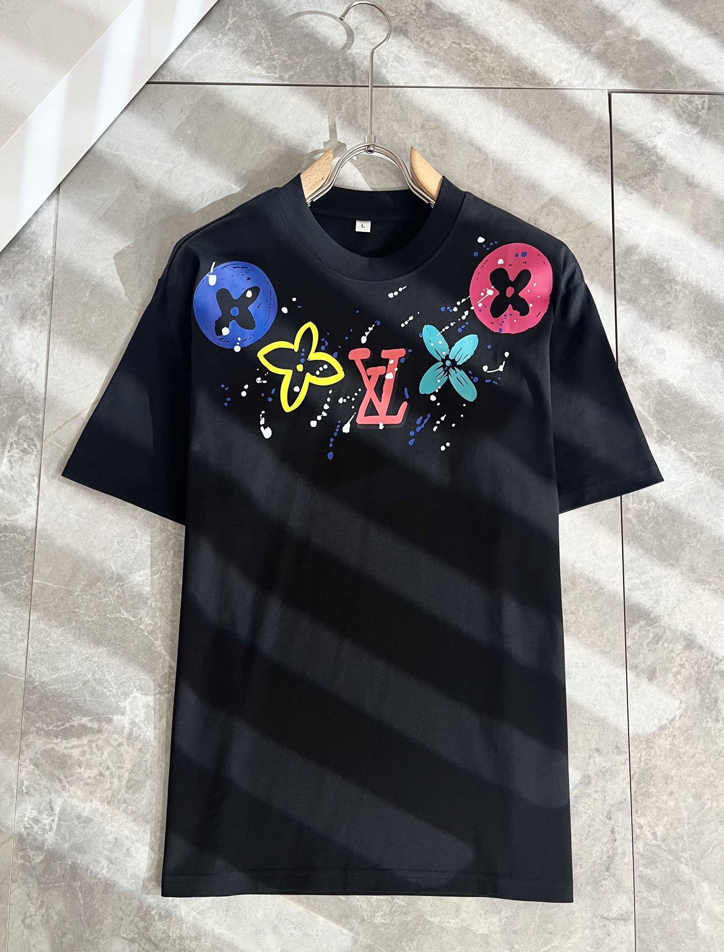   LouisVuitt*路易*登 2025春夏全新系列单品上线，非常时髦前卫的一款男女同款短袖T恤，标