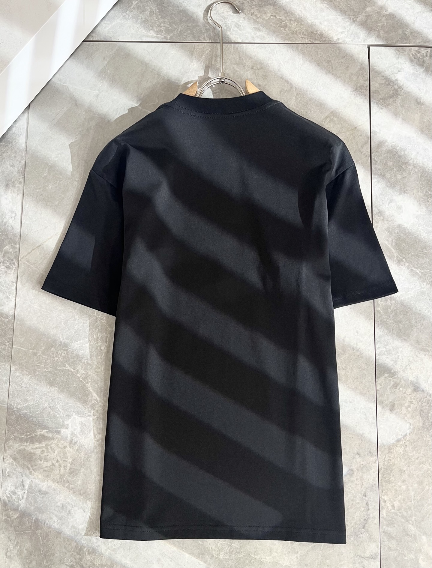   LouisVuitt*路易*登 2025春夏全新系列单品上线，非常时髦前卫的一款男女同款短袖T恤，标