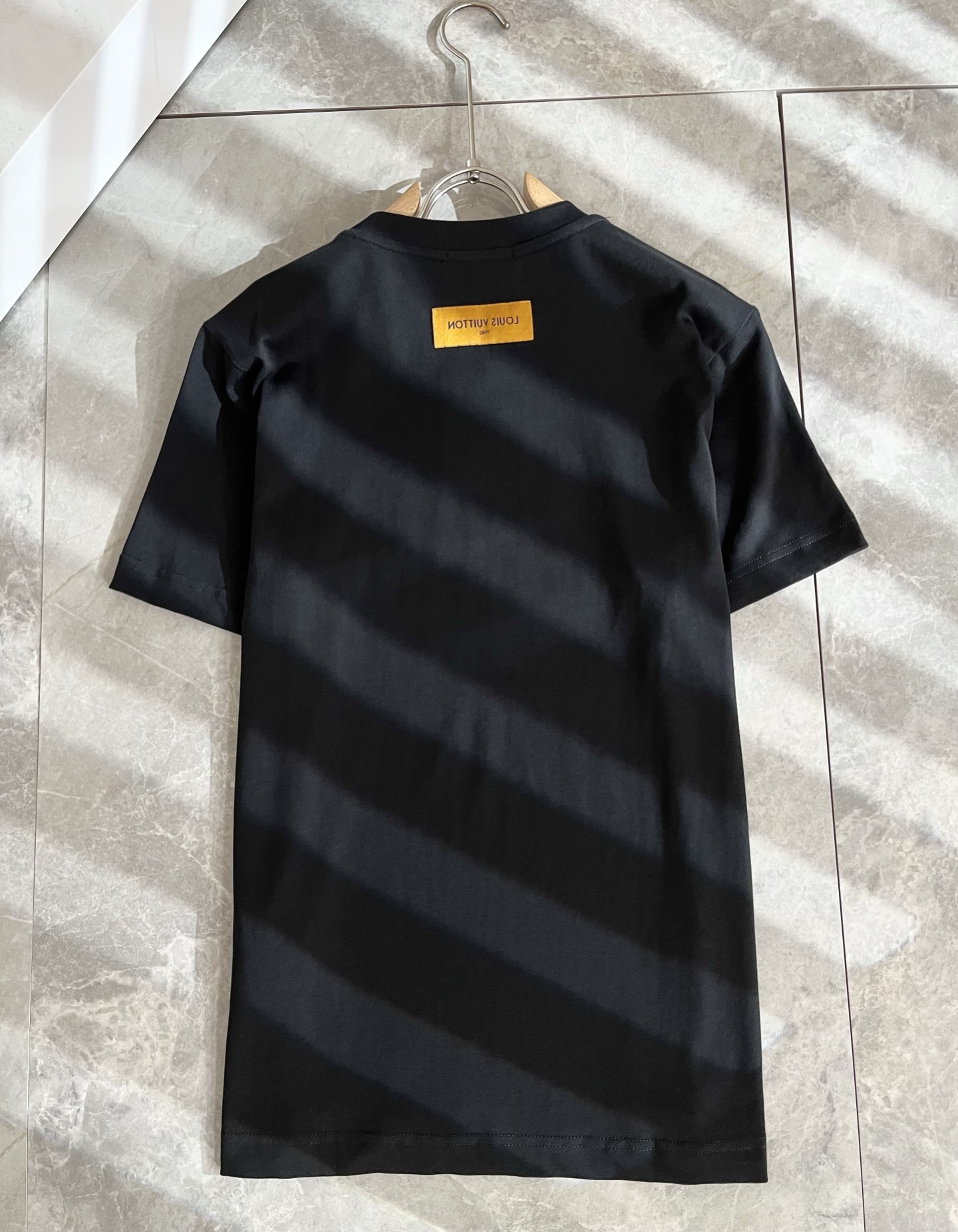  LouisVuitt*路易*登 2025春夏全新系列单品上线，非常时髦前卫的一款男女同款短袖T恤，标识