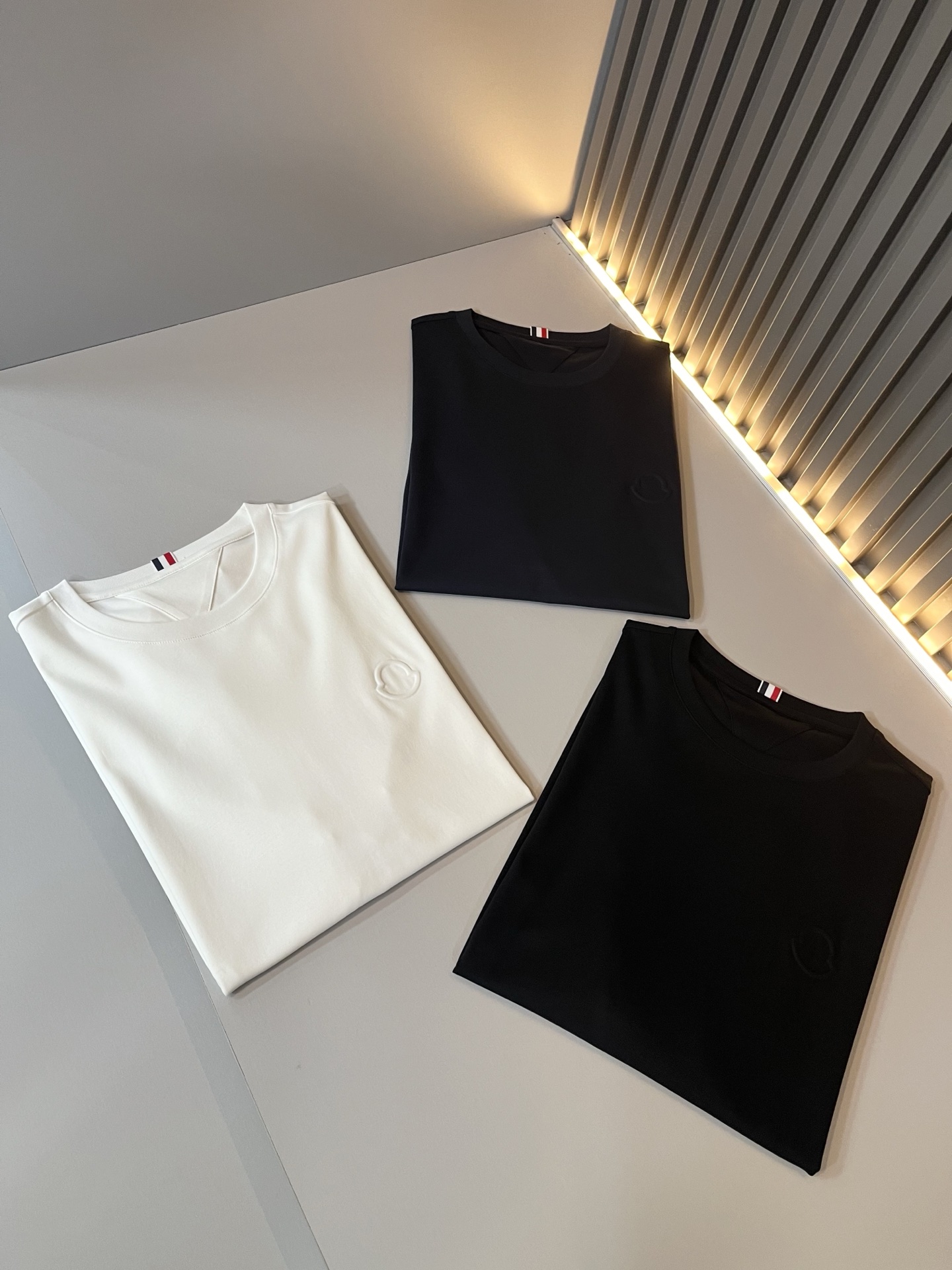     Moncler蒙家 2025春夏最新男女同款👫贸易订单短袖T恤，全品相！！网红款！采用logo图