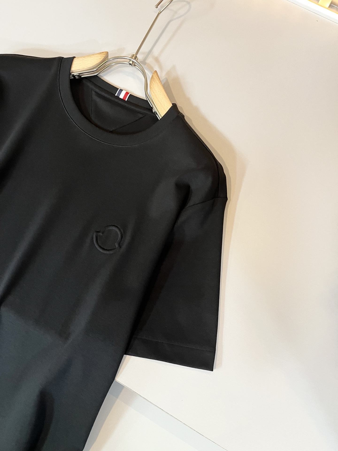     Moncler蒙家 2025春夏最新男女同款👫贸易订单短袖T恤，全品相！！网红款！采用logo图