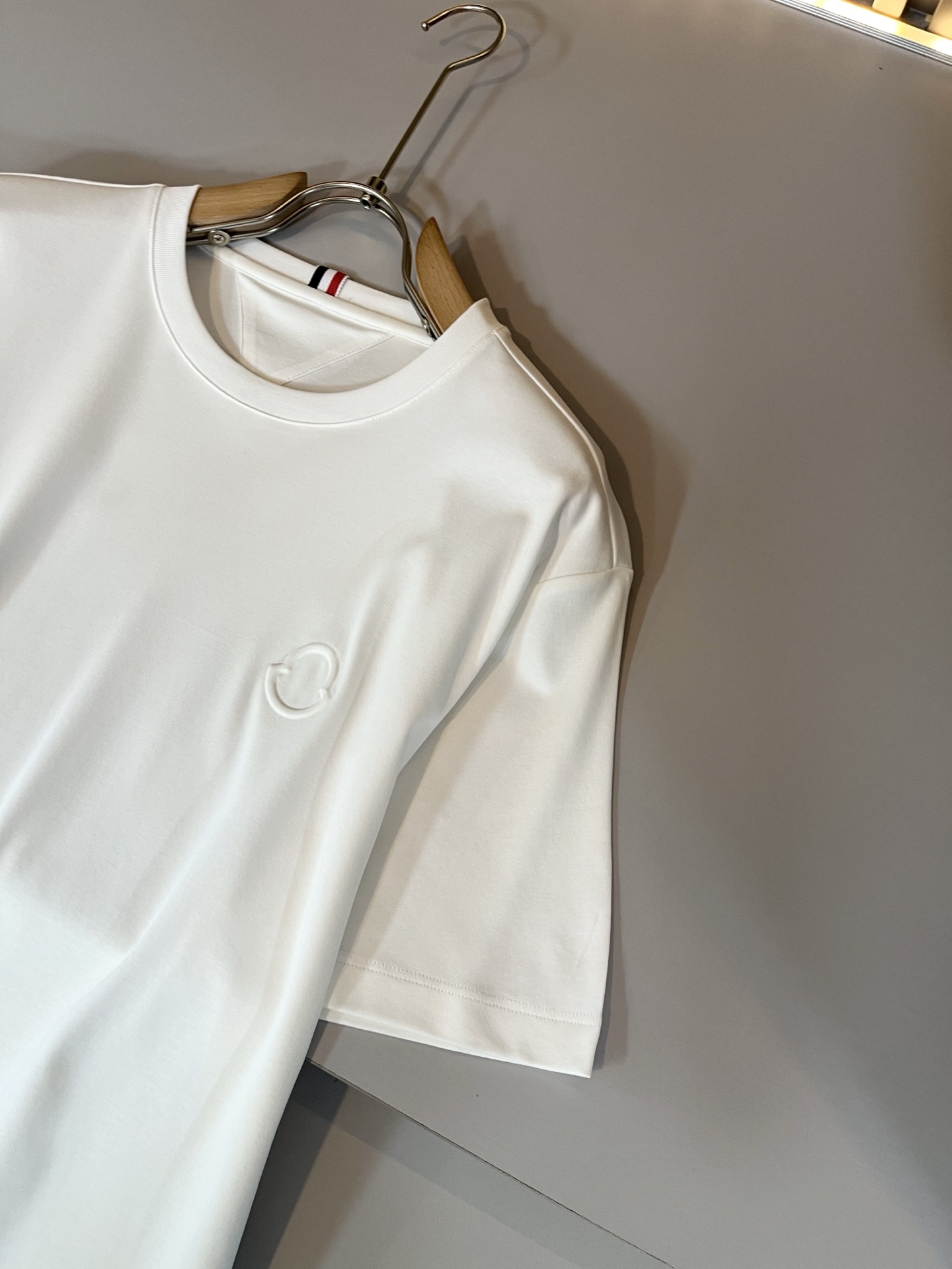     Moncler蒙家 2025春夏最新男女同款👫贸易订单短袖T恤，全品相！！网红款！采用logo图