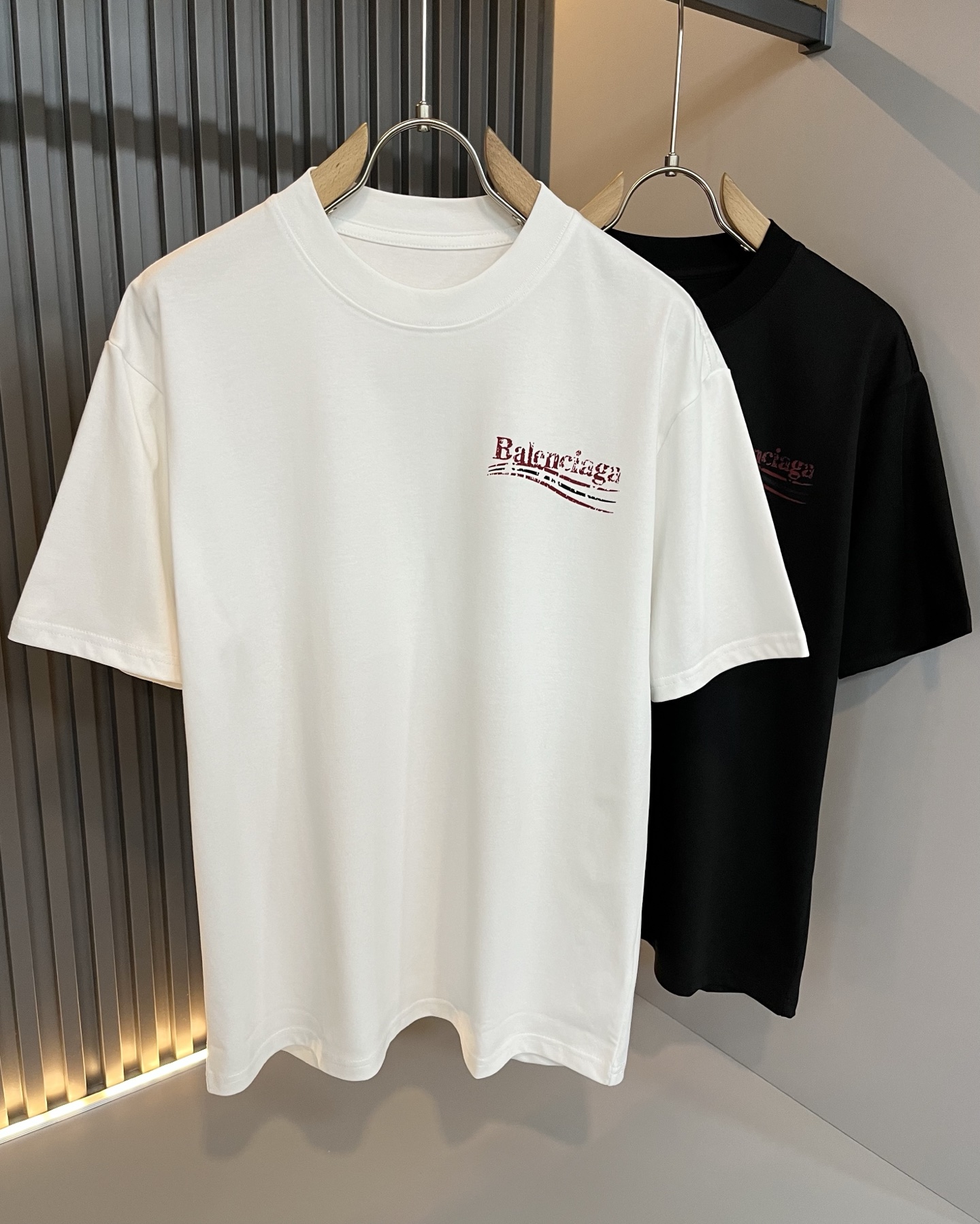 NO:828486,BALENCI*GA Paris* 2026 spring and summer new short-sleeved T-shirt for men and women!  Fashionable casual short-sleeved T-shirt with catwalk pattern print!  Design a logo print design!  It is highly designed and selected from 260g pure cotton fabrics supplied by customers. It feels soft and skin-friendly, comfortable and breathable. The real thing will definitely make you fall in love with it!  The round neck cut with loose shoulders and dropped shoulders, non-sexist style for couples to wear together, opens up a new fashion style!  Distinguish the market version of the high-definition series!  Size M-4XL,,balenciaga,T-shirt,tees,t-shirt,19860909BALENCI*GA巴黎*家 2026春夏新款男女同款短袖T恤！走秀图案印花时尚休闲短袖T恤衫！设计logo印花设计！极具设计精选客供260g纯棉面料,手感柔软亲肤,着身舒适透气性都无法挑剔,实物绝对会让你爱不释手！宽松小落肩的圆领版型裁剪,无性别主义的情侣混穿款式,打开全新的时装新韵味！区别市场版本高定系列！尺码M-4XL,,balenciaga,T-shirt,tees，t-shirt,,Men's clothing