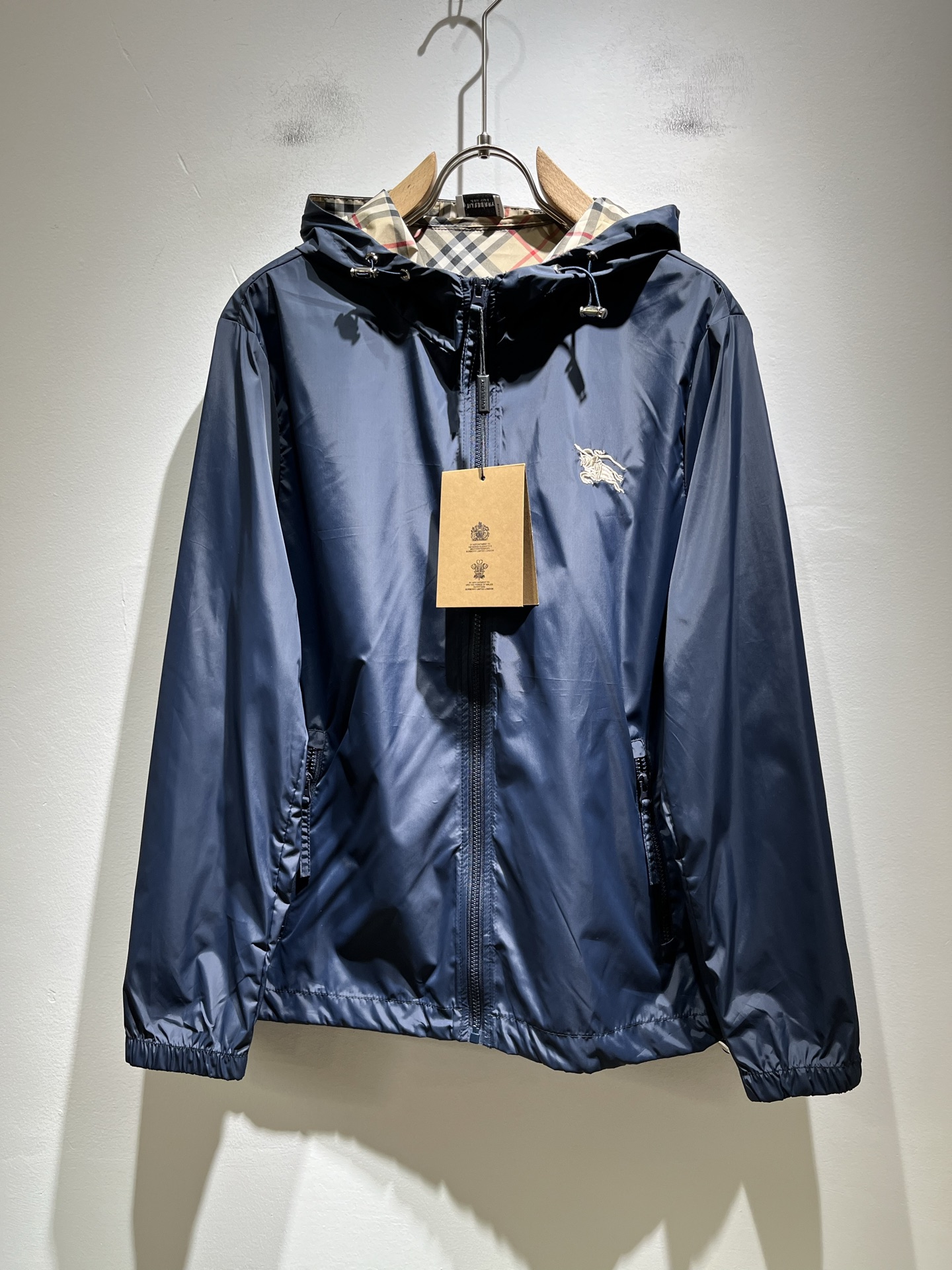 NO:422058,BURBER*Y BAR*Li’s new spring and summer jacket is coming in 2025. It is made of a relatively popular environmentally friendly polyester fiber memory fabric recently. It is a high-end outdoor sports and leisure series, which is very popular in sports!  The latest special material developed by BUR, memory fabric, is also called memory cloth, which refers to fabrics with morphological memory functions, and embroidery design on the chest logo pattern!  Selling all versions on the market in seconds is not a level at all. Whether it is material, detail restoration and craftsmanship, you are not afraid of any challenges. Just to contribute wonderful products to everyone. As always, it is consistent. A style that implements the core concept of BUR tightly ties the plaid and fashion, always maintains perfection, a simple but not simple design style perfectly meets the outfit you need in daily life. Size: M-3XL, burberry, jackets & coats, jackets & coats, alexander wang19860909BURBER*Y巴*莉2025春夏新品夹克外套重磅来袭,最近比较火热的环保聚酯纤维记忆面料制作而成,高端户外运动休闲系列,非常火热运动风潮！BUR最新研发的特殊材质,记忆面料也叫记忆布,是指具有形态记忆功能的面料,胸前logo图案刺绣设计！秒杀市面上一切版本,只能说根本就不是一个级别的存在,不管是材质还是细节还原度以及工艺制作方面,不惧任何挑战,只为给大家奉献绝妙产物一如既往,始终如一,贯彻了BUR核心理念的一个款式将格纹与时尚紧紧的捆绑在一起,时刻保持完美,简约而不简单的的设计风格,完美的满足了你日常所需要的穿搭.尺码:M-3XL,,burberry,jackets & coats,jackets & coats,alexander wang,Men's clothing