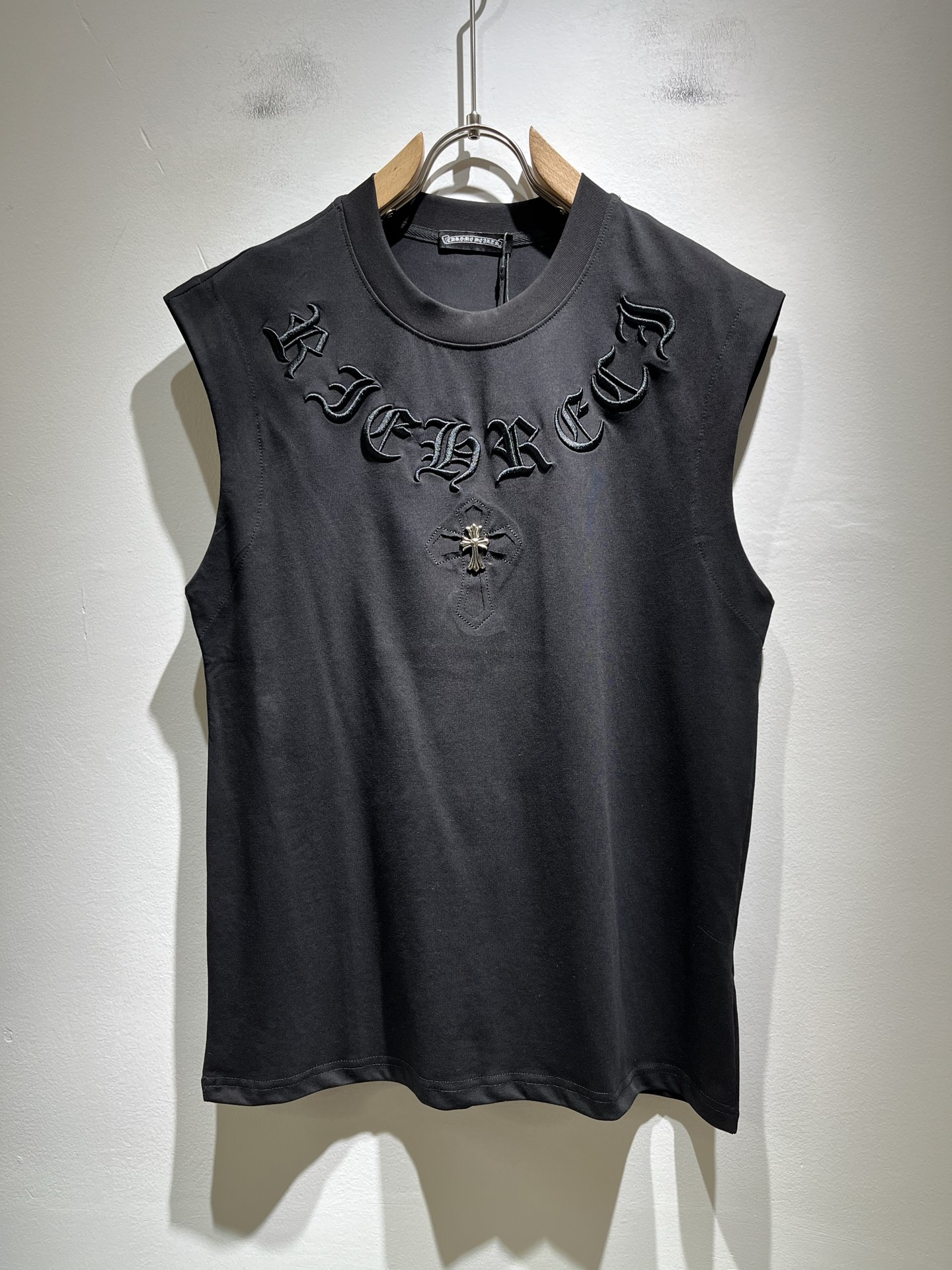 NO:422014,Chrome Hear*s 2025 spring and summer new product for men and women the same style as gram heart vest, recommended for cracked walls!  The fashionable and arrogant Chrome Hear*s is favored by the whole world. The 2025SS hits the stimulus, the classic short-sleeved T-shirt, and the chest logo embroidery design!  Full of fashionable luxury style, exuding a charming sense of art!  Large and lazy, high-end exclusive wash water pure cotton material for customer supply!  Super comfortable upper body!  Large oversized shoulder-falling!  Men and women are the same style!  Size M-2XL, chrome hearts, T-shirt, alexander wang19860909Chrome Hear*s 克*心 2025春夏新品男女同款克*心背心,墙裂推荐！时尚傲娇的Chrome Hear*s,被全世界宠幸着.2025SS引爆款,经典克*心元素断绝短袖T,胸前logo刺绣设计！充满了时尚的奢华风,散发着迷人的艺术感！宽大慵懒,客供高端专属洗水纯棉材质！上身超级舒适！大廓形大落肩！男女同款入！尺码M-2XL,,chrome hearts,T-shirt,alexander wang,Men's clothing