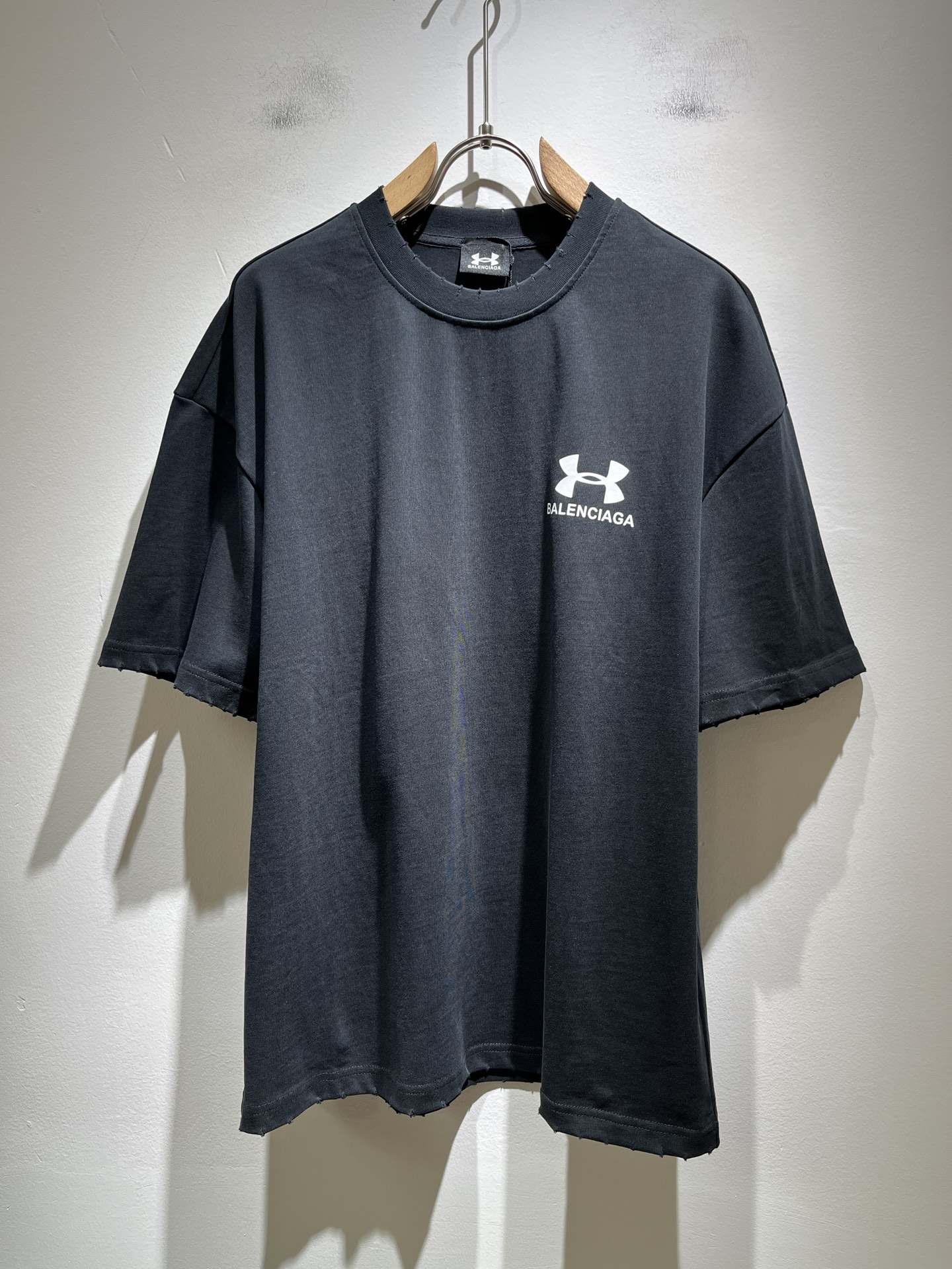 NO:422022,BALENCI*GA Paris* Home 2025 Spring and Summer New Men and Women's Same Short-Sleeve T-shirt!  Fashionable casual short-sleeved T-shirt with catwalk pattern prints!  Design logo printing design!  The most designed and selected customer-supplied 280g pure cotton fabric, which feels soft and skin-friendly, is comfortable and breathable, and you can’t picky about the real thing!  Loose, small, shoulder-dead round neck cut, genderless couple mixed styles, opening up a new fashion charm!  Differentiate the market version of the high-end custom series!  Size M-2XL, balenciaga, T-shirt,tees, t-shirt,alexander wang19860909BALENCI*GA巴黎*家 2025春夏新款男女同款短袖T恤！走秀图案印花时尚休闲短袖T恤衫！设计logo印花设计！极具设计精选客供280g纯棉面料,手感柔软亲肤,着身舒适透气性都无法挑剔,实物绝对会让你爱不释手！宽松小落肩的圆领版型裁剪,无性别主义的情侣混穿款式,打开全新的时装新韵味！区别市场版本高定系列！尺码M-2XL,,balenciaga,T-shirt,tees，t-shirt,alexander wang,Men's clothing