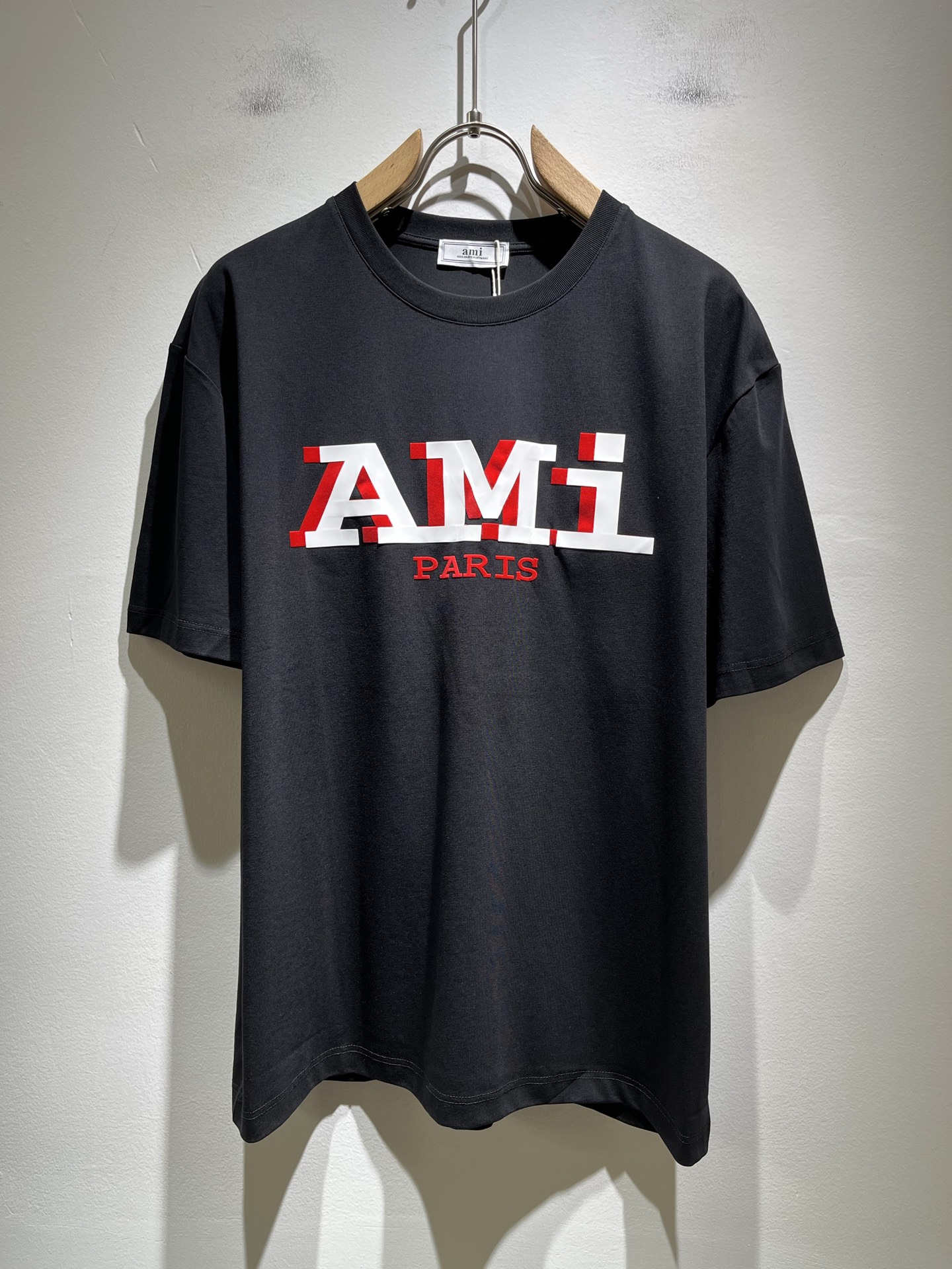 NO:422016,AMI 2025 spring and summer new short-sleeved T-shirt for men and women, the latest model is exclusively available on the entire network!  !  ~ It is classic and fashionable and versatile, who doesn’t like it? It will show the classic again. It is very pleasing to the eye and comes with a low luxury halo and recognition!  The brand concept and modern advanced technology are perfectly combined. Coupled with the extremely modern and simple design, the exclusive logo pressing design!  Customized 100% imported pure cotton fabric!  The texture of this model is quite touching, the specifications and grades are known with tentacles. The degree of delicateness and breathability are top-notch!  Size M-3XL, T-shirt,tees,t-shirt,alexander wang19860909AMI 2025春夏新款男女同款短袖T恤,最新款全网独家首上！！~既经典有时尚百搭,谁不爱啊,将经典再次展现,非常的耐看,自带低奢光环与辨识度！品牌理念和现代化的先进技术进行了完美结合.加上极其现代摩登风范的简约设计,专属logo压胶设计！定制百分百进口纯棉面料！此款的质感相当感人 触手便知规格档次 细腻程度与透气效果堪称顶级！尺码M-3XL,,T-shirt,tees，t-shirt,alexander wang,Men's clothing