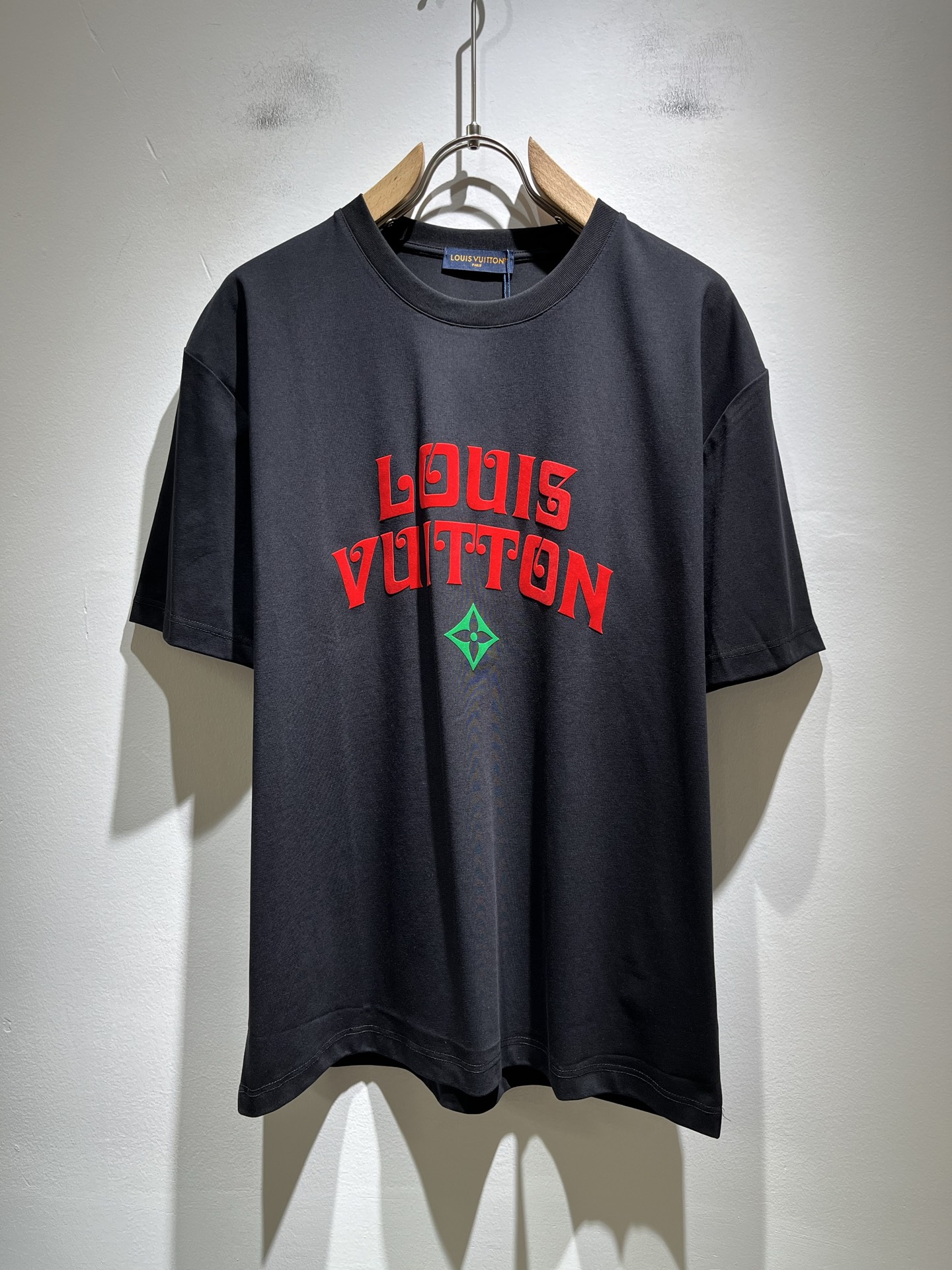 NO:421999,LouisVuitt*Louis*Deng The new series of spring and summer 2025 products are launched, a very fashionable and avant-garde short-sleeved T-shirt for men and women, with logo pattern velvet modification!  Different from the past, it declares the design concept of brand inheritance!  Its eye-catchingness is no less than any classic style, perfectly presenting the fashionable, high-end and luxurious feeling in front of the world!  Made of imported 260 grams of cotton, selected high-quality pure cotton fabrics, soft and soft to the touch, the real thing is definitely beyond your imagination, close to the body and breathable, even if you sweat profusely, you will not feel greasy or stuffy, and will bring sweating and moisture absorption to the extreme!  Size M-3XL, louis vuitton,louis vuitton,t-shirt,tees,t-shirt,alexander wang19860909LouisVuitt*路易*登 2025春夏全新系列单品上线,非常时髦前卫的一款男女同款短袖T恤,标识logo图案压绒修饰！区别于以往的不同,宣示品牌传承的设计理念！其吸睛度完全不亚于任何经典款式,将时髦高级感与奢华感完美呈现在世人眼前！客供进口260克全棉材质制成,精选优质纯棉面料,触感软糯亲肤细腻,实物到手绝对超乎你的想象,贴身无比舒适透气,即便是汗流浃背也不会有腻身及闷热感可言,将排汗吸湿性发挥到了极致！尺码M-3XL,,louis vuitton,louis vuitton,T-shirt,tees，t-shirt,alexander wang,Men's clothing