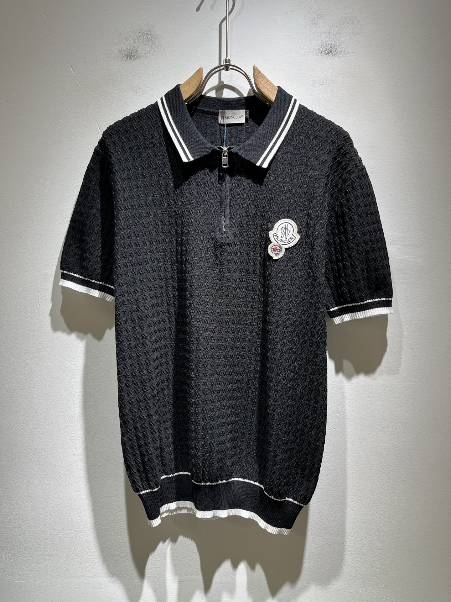 NO:422007,Moncler Mengjia's latest trade order knitted short-sleeved T-shirt in spring and summer 2025, full quality!  !  Internet celebrity style!  The craftsmanship adopts a chest badge design!  The upper body is comfortable and breathable, not stiff, and the overall body has a rich three-dimensional feeling, quality export orders, and chest logo pattern badge design!  Customized knitted fabric tailoring meets the simple needs of commuters for dressing. The upper body works well, looks slim and is not picky about the figure. The fabric workmanship is impeccable. Only good craftsmanship can make you look good and tasteful. It is a must-have item for everyone!  Size M-4XL, T-shirt,tees,t-shirt,alexander wang19860909Moncler蒙家 2025春夏最新的贸易订单针织短袖T恤,全品相！！网红款！工艺采用胸前徽章设计！上身舒适透气,不僵硬,整体有着丰富的立体感,品质出口订单,胸前logo图案徽章设计！定制针织面料剪裁,满足通勤人们对于着装的简约需求,上身效果很好,显瘦,不挑剔身材.面料做工....无可挑剔,好工艺好面料才能穿出好品味一款,人手必备单品！尺码M-4XL,,T-shirt,tees，t-shirt,alexander wang,Men's clothing