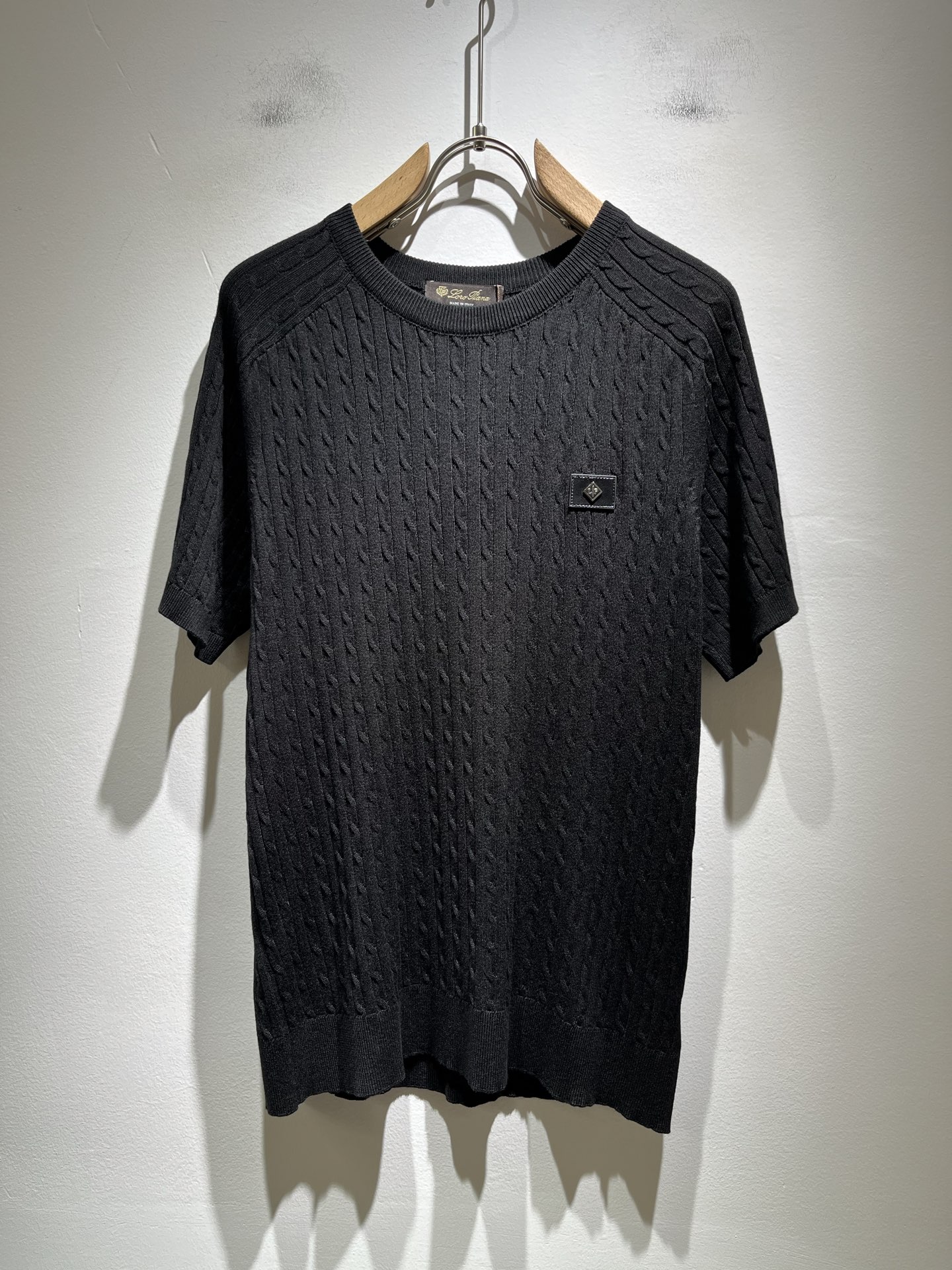 NO:422023,Loro Piana Nouyou Pianya 2025 Early Spring Men's Lapel Knitted Short Sleeve T-shirt, Full Quality!  !  The upper body is comfortable and breathable, not stiff, and the overall body has a rich three-dimensional feeling, quality export orders, and leather logo pattern design on the chest!  Customized exclusive knitted fabric tailoring to meet the simple needs of commuters for dressing. The upper body works well, looks slim and is not picky about the figure. The fabric workmanship is impeccable. Only good craftsmanship and good fabrics can make you feel good. It is a must-have item for everyone!  Size M-4XL, loro piana, T-shirt,tees, t-shirt,alexander wang19860909Loro Piana诺悠翩雅 2025早春男士最新的贸易订单翻领针织短袖T恤,全品相！！上身舒适透气,不僵硬,整体有着丰富的立体感,品质出口订单,胸前皮革logo图案设计！定制专属针织面料剪裁,满足通勤人们对于着装的简约需求,上身效果很好,显瘦,不挑剔身材.面料做工....无可挑剔,好工艺好面料才能穿出好品味一款,人手必备单品！尺码M-4XL,,loro piana,T-shirt,tees，t-shirt,alexander wang,Men's clothing