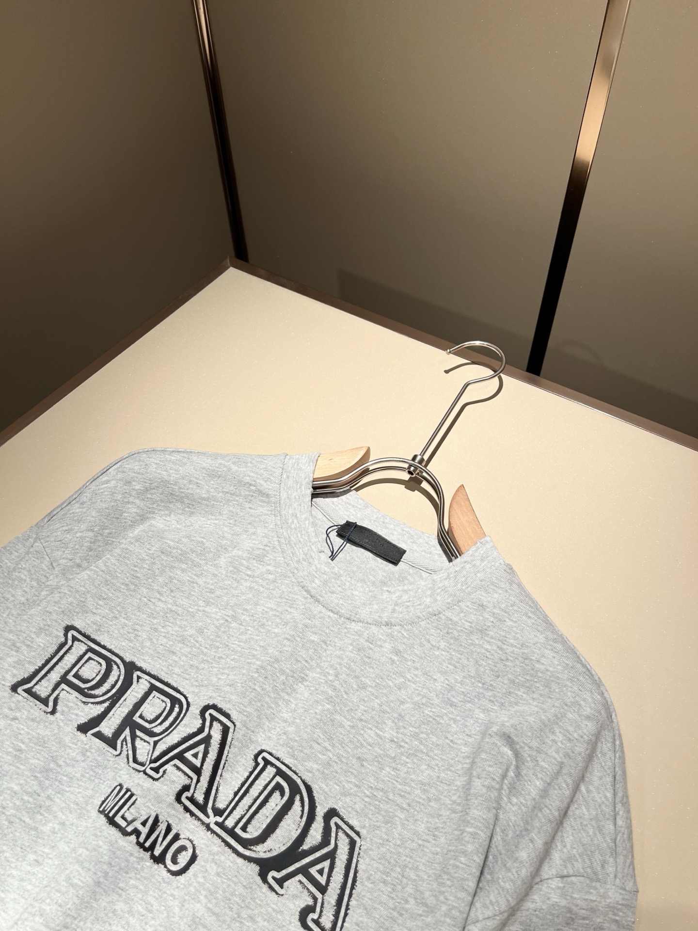    PRAD*A普*达2025春夏新款男女同款👫短袖T恤，最新款全网独家首上！！~既经典有时尚百搭，谁