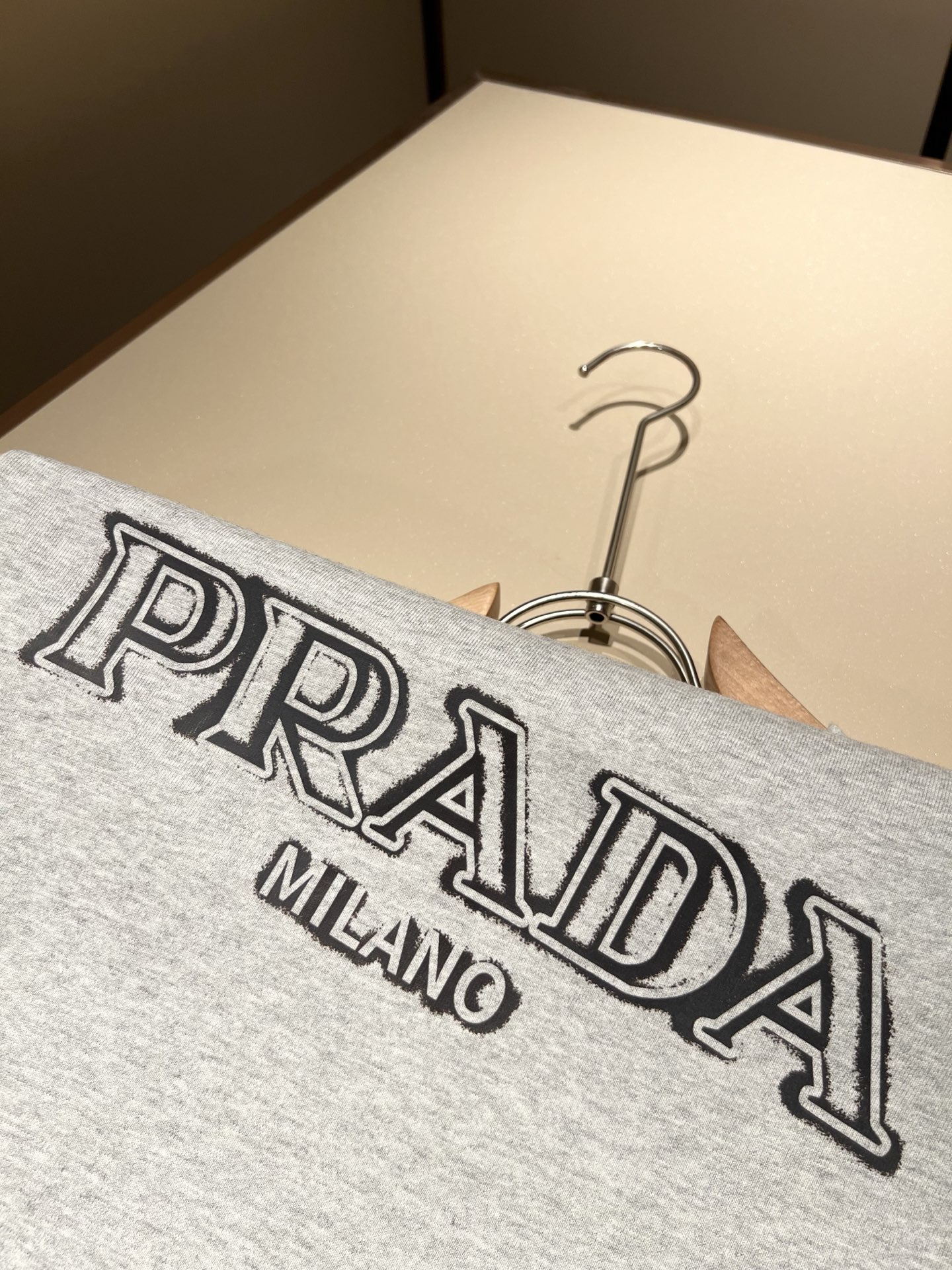    PRAD*A普*达2025春夏新款男女同款👫短袖T恤，最新款全网独家首上！！~既经典有时尚百搭，谁