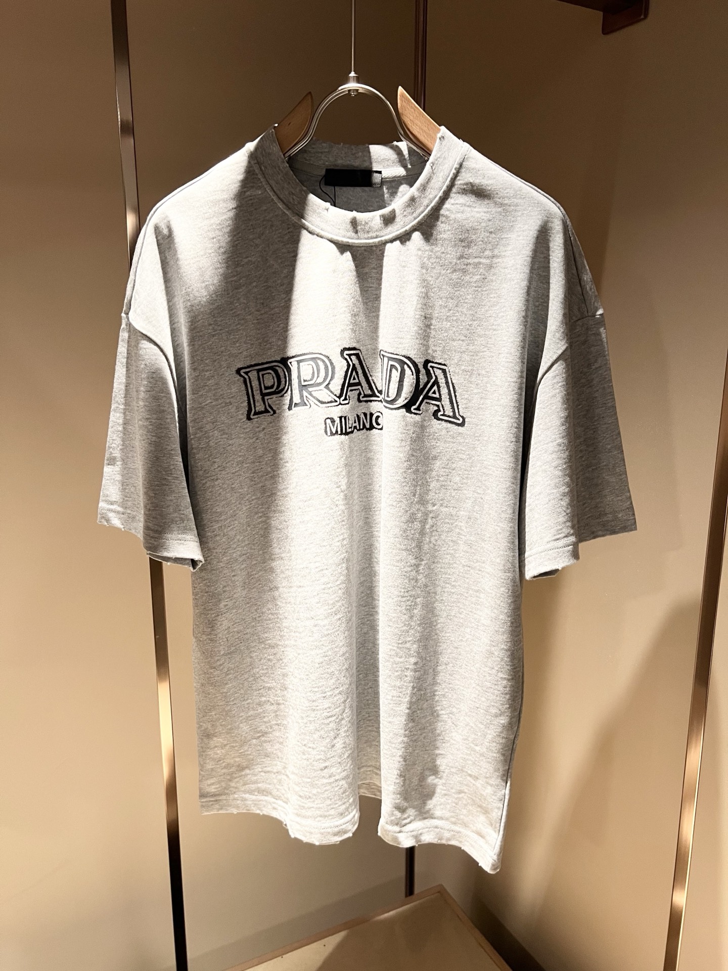    PRAD*A普*达2025春夏新款男女同款👫短袖T恤，最新款全网独家首上！！~既经典有时尚百搭，谁