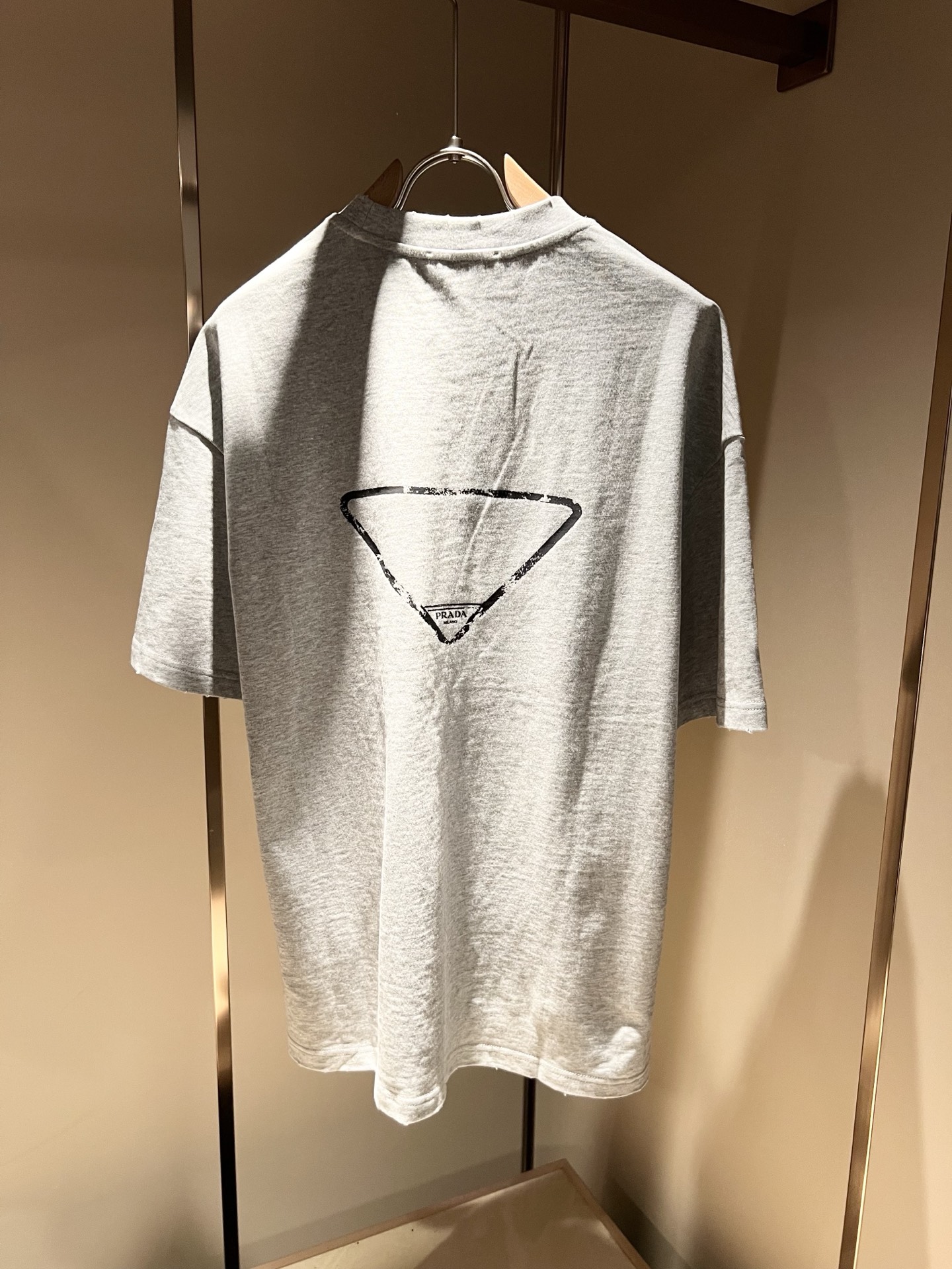    PRAD*A普*达2025春夏新款男女同款👫短袖T恤，最新款全网独家首上！！~既经典有时尚百搭，谁