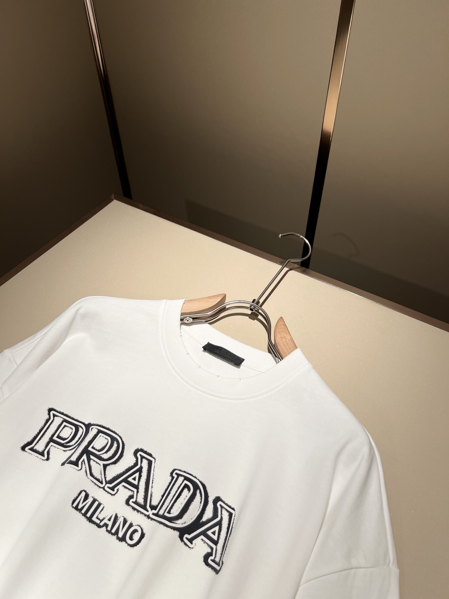    PRAD*A普*达2025春夏新款男女同款👫短袖T恤，最新款全网独家首上！！~既经典有时尚百搭，谁