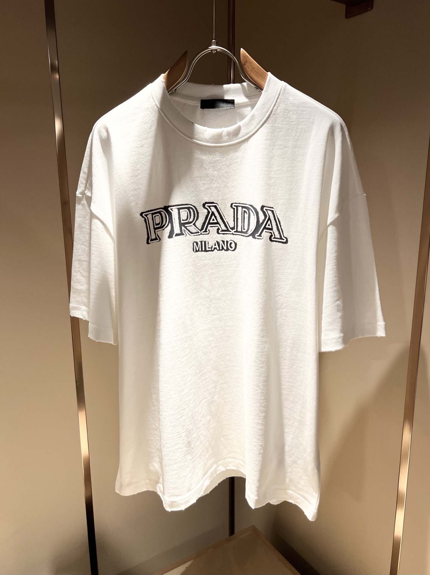    PRAD*A普*达2025春夏新款男女同款👫短袖T恤，最新款全网独家首上！！~既经典有时尚百搭，谁