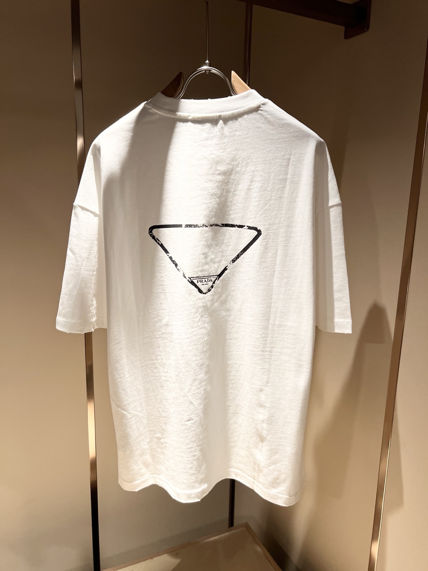    PRAD*A普*达2025春夏新款男女同款👫短袖T恤，最新款全网独家首上！！~既经典有时尚百搭，谁