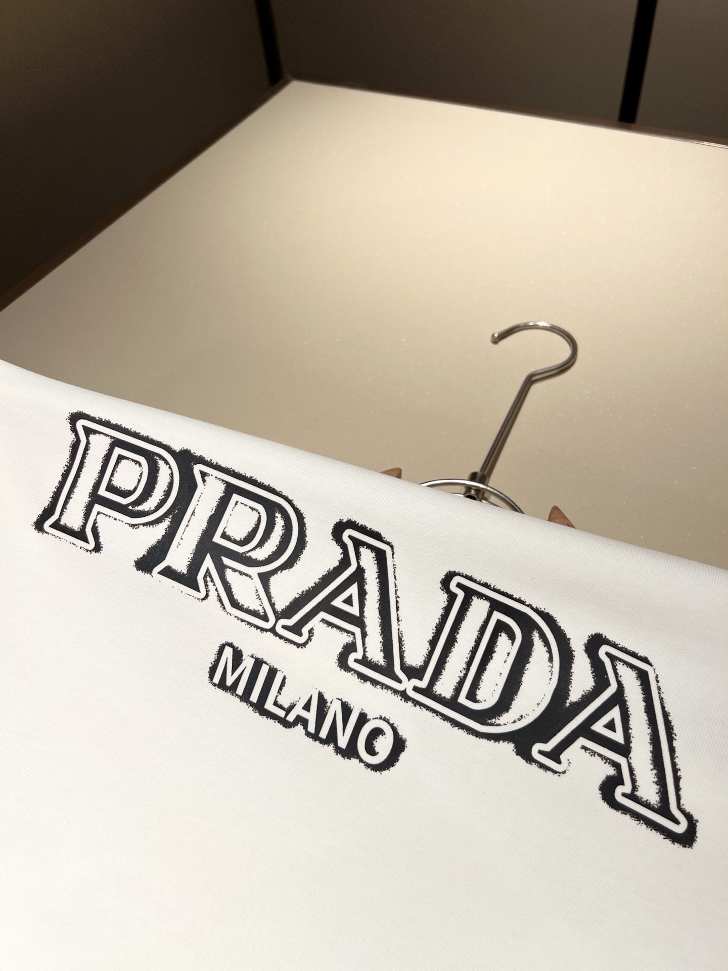    PRAD*A普*达2025春夏新款男女同款👫短袖T恤，最新款全网独家首上！！~既经典有时尚百搭，谁