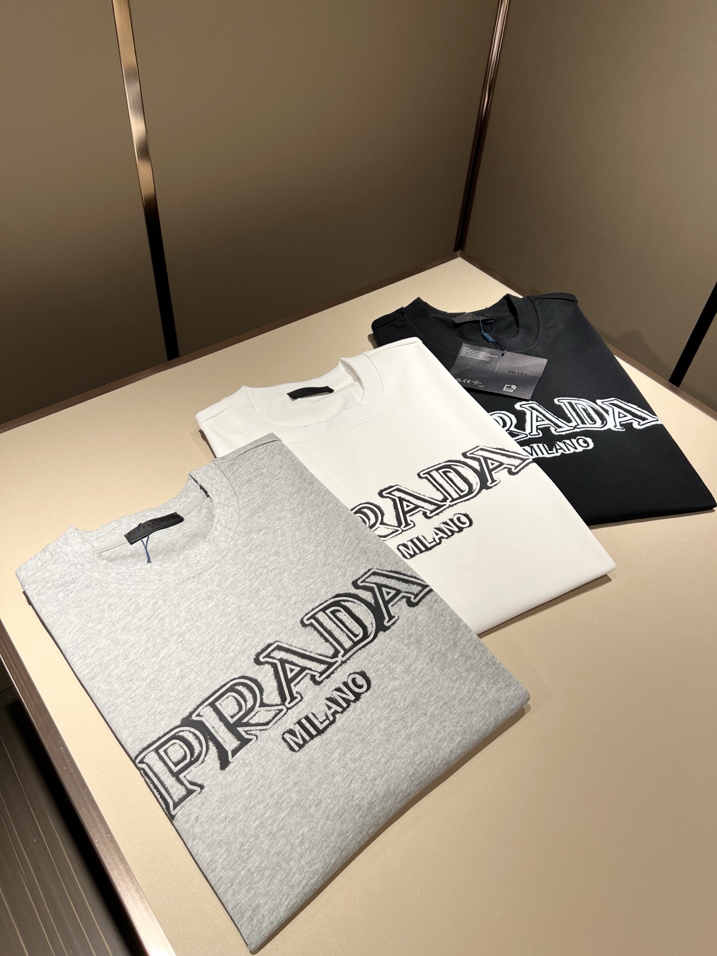    PRAD*A普*达2025春夏新款男女同款👫短袖T恤，最新款全网独家首上！！~既经典有时尚百搭，谁