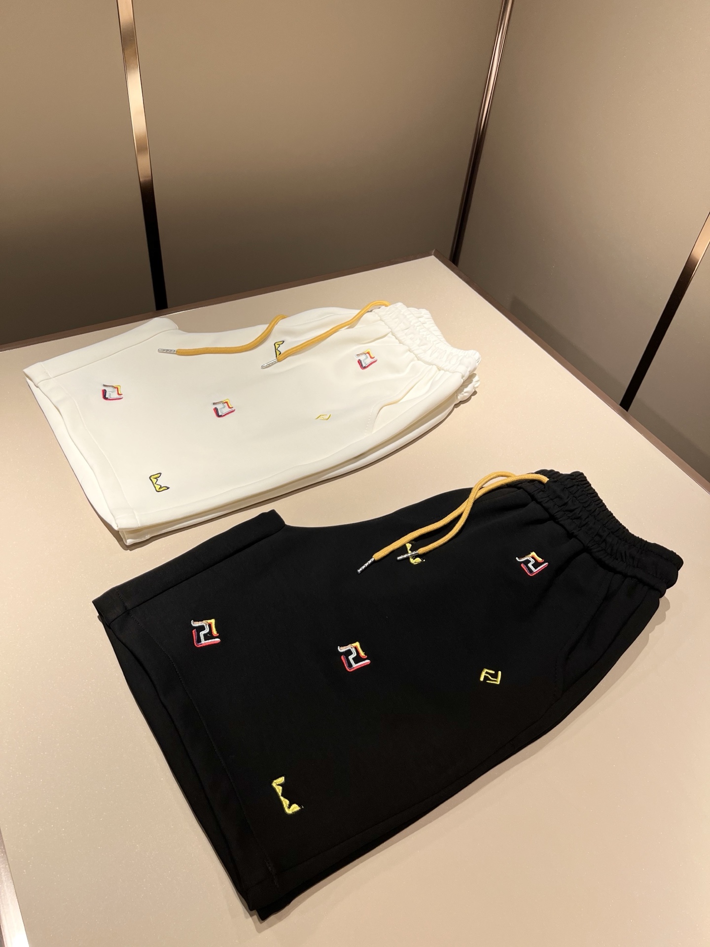  FEN*DI芬*迪 2025春夏新款经典休闲百搭抽绳休闲短裤，贸易公司渠道订单，FD百搭休闲裤，大牌中