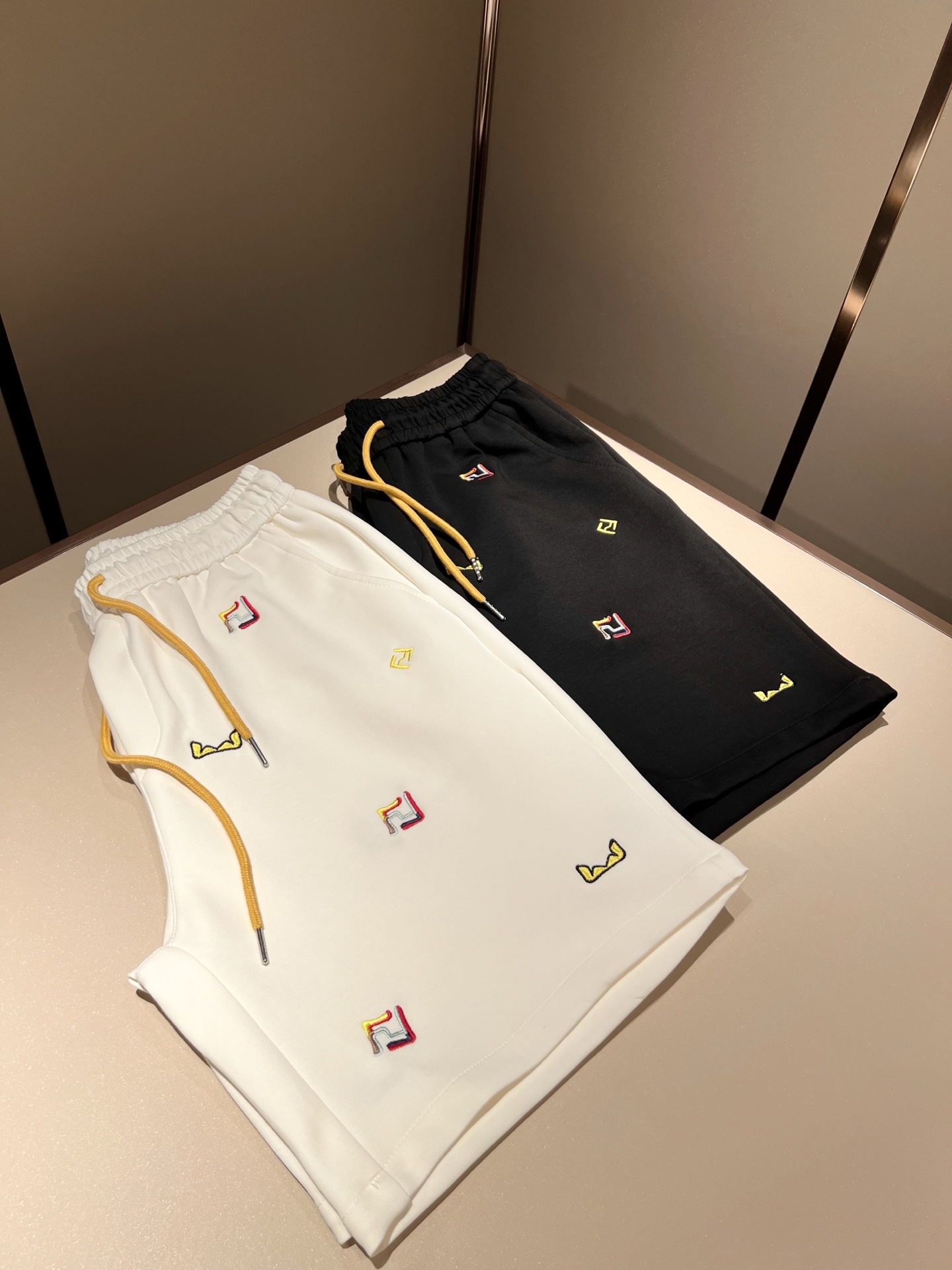  FEN*DI芬*迪 2025春夏新款经典休闲百搭抽绳休闲短裤，贸易公司渠道订单，FD百搭休闲裤，大牌中