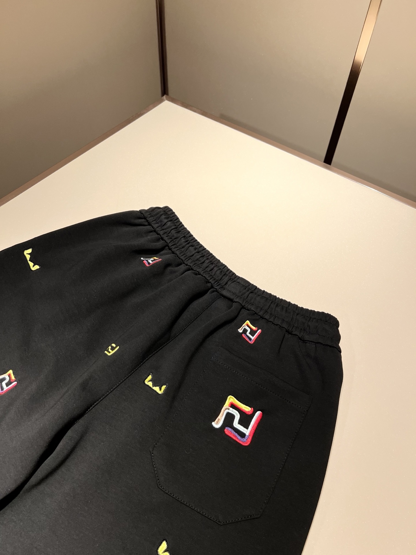  FEN*DI芬*迪 2025春夏新款经典休闲百搭抽绳休闲短裤，贸易公司渠道订单，FD百搭休闲裤，大牌中