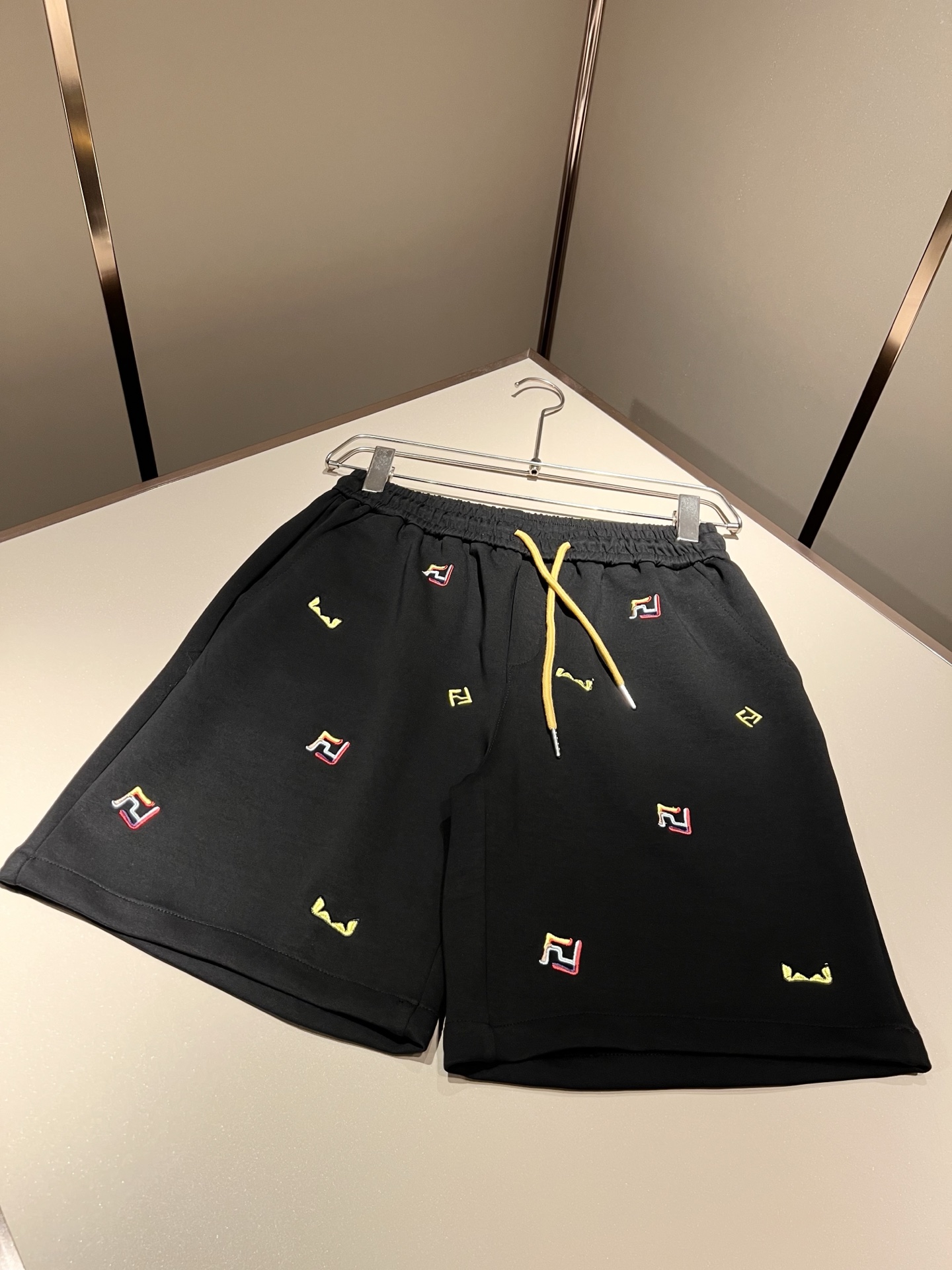  FEN*DI芬*迪 2025春夏新款经典休闲百搭抽绳休闲短裤，贸易公司渠道订单，FD百搭休闲裤，大牌中