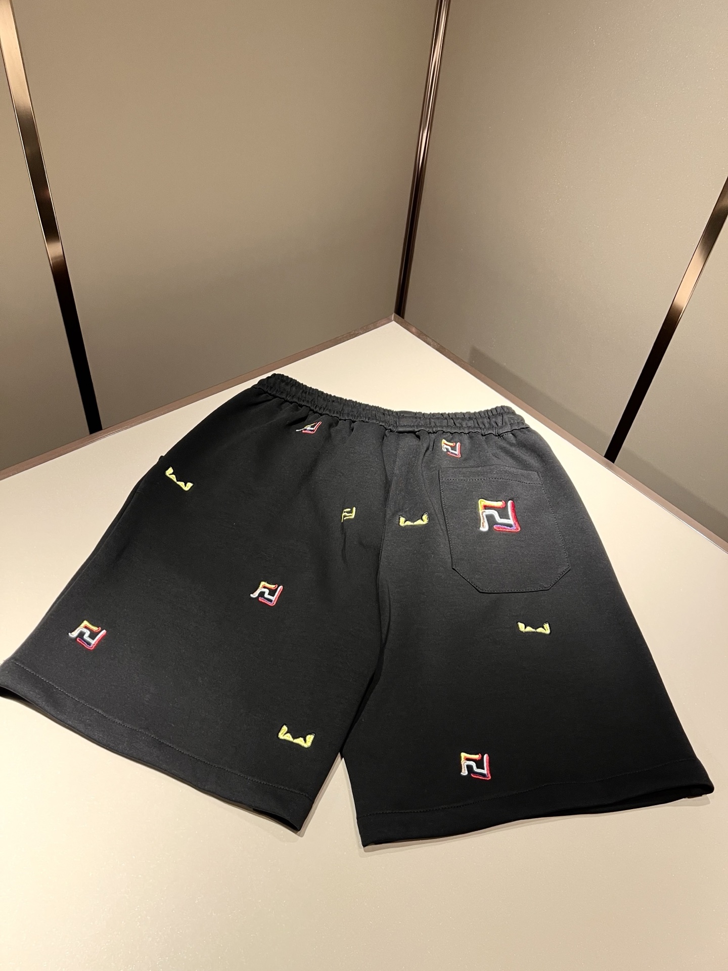  FEN*DI芬*迪 2025春夏新款经典休闲百搭抽绳休闲短裤，贸易公司渠道订单，FD百搭休闲裤，大牌中