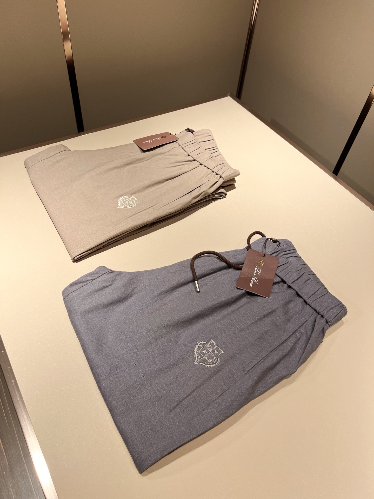  Loro Piana诺悠翩雅 2025春夏新品男士纯亚麻休闲裤，最新的贸易订单全品相！！网红款！上身舒