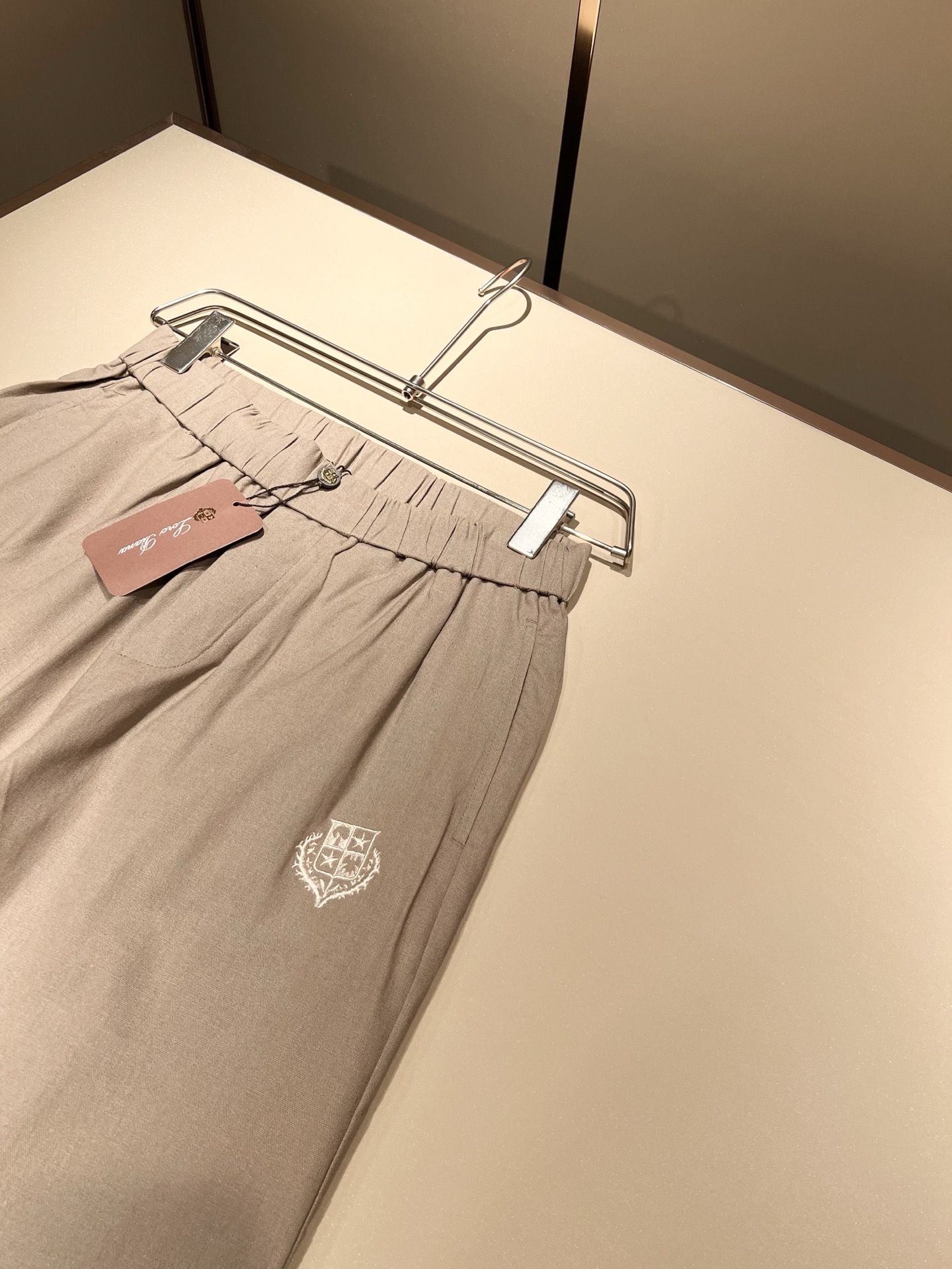  Loro Piana诺悠翩雅 2025春夏新品男士纯亚麻休闲裤，最新的贸易订单全品相！！网红款！上身舒