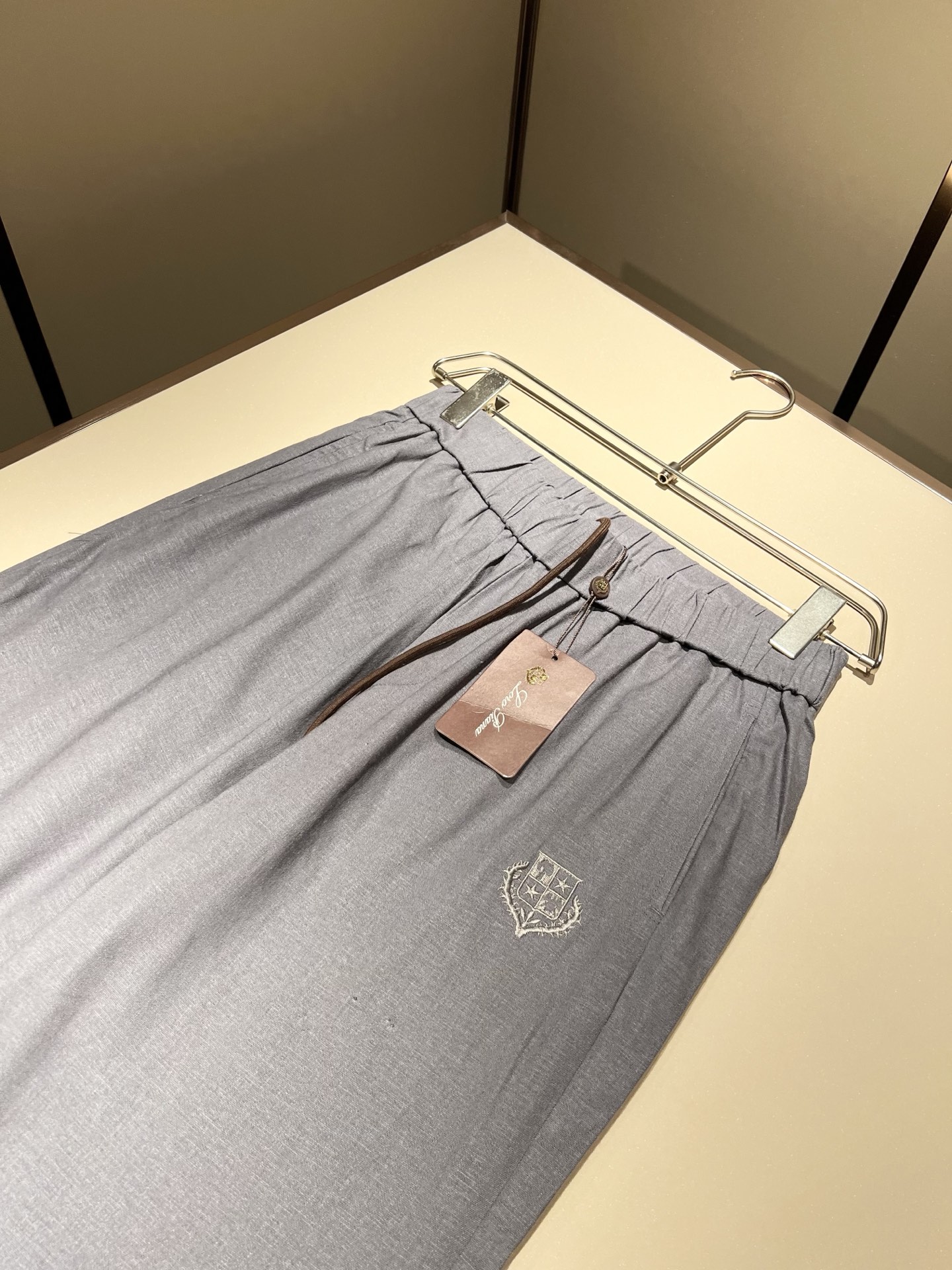  Loro Piana诺悠翩雅 2025春夏新品男士纯亚麻休闲裤，最新的贸易订单全品相！！网红款！上身舒