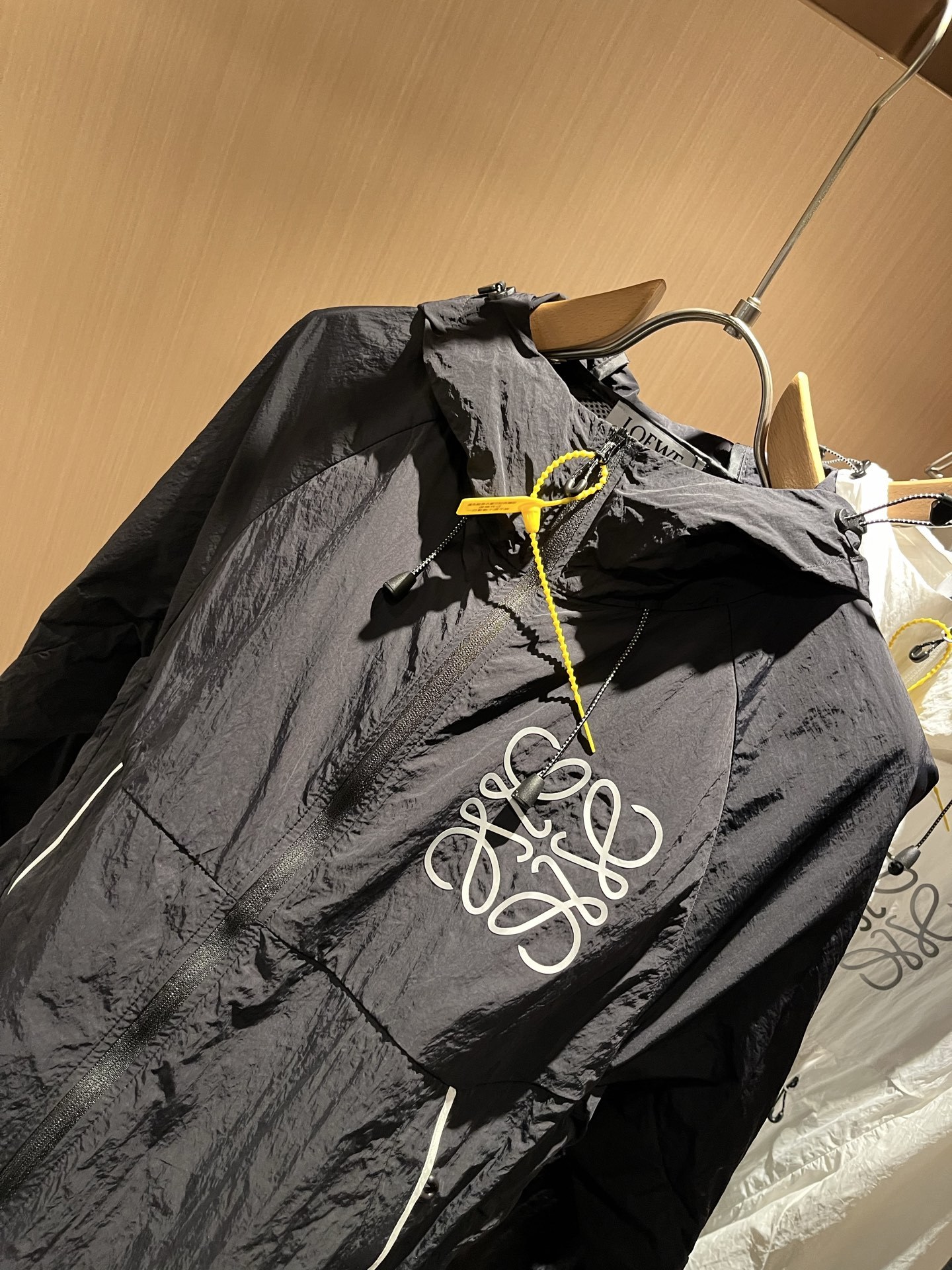 LOEWE 罗意威 2025春夏新款男女同款👫防晒衣夹克外套,除了在款式设计上颇有造诣之外,最明显或者