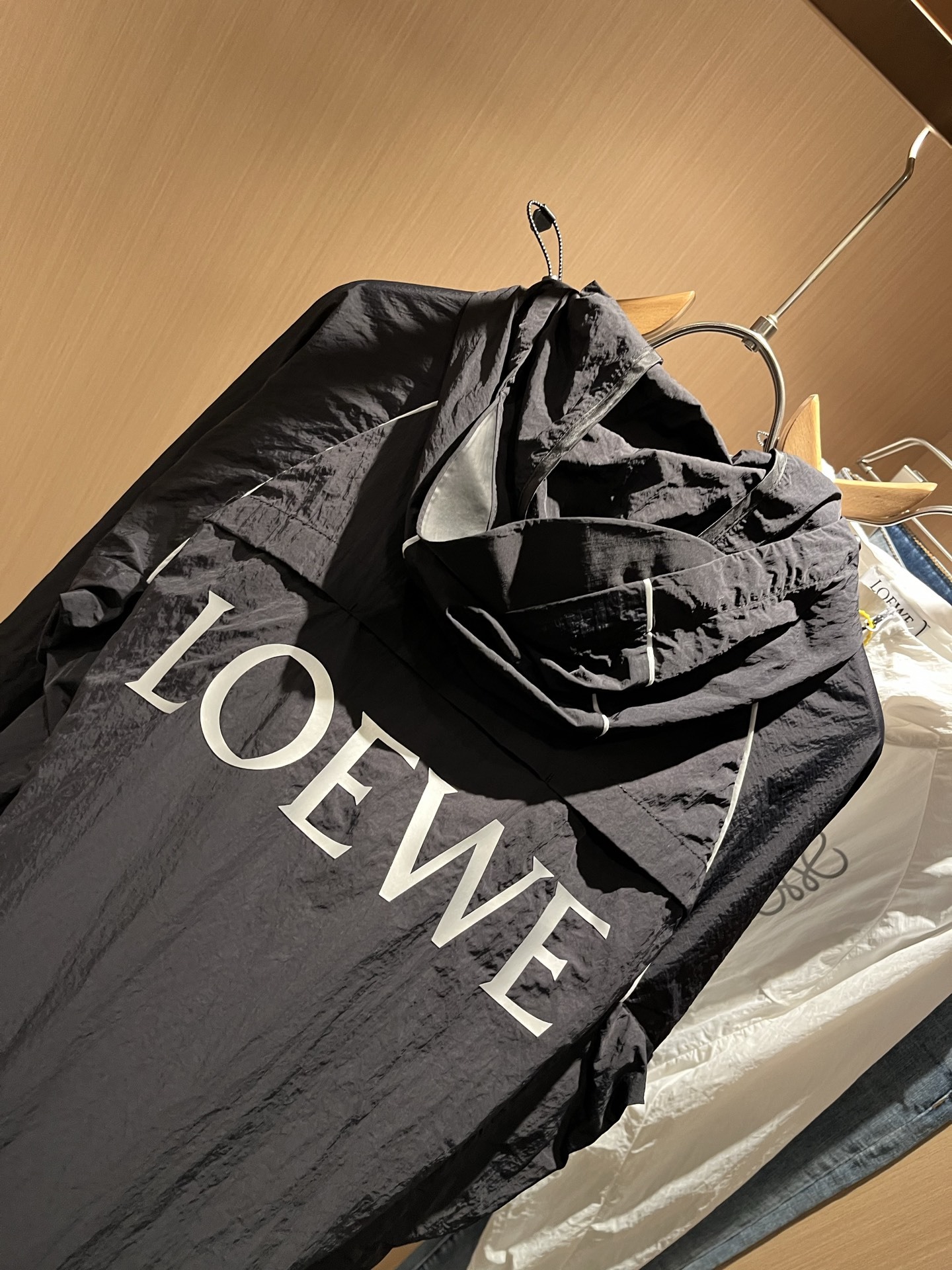 LOEWE 罗意威 2025春夏新款男女同款👫防晒衣夹克外套,除了在款式设计上颇有造诣之外,最明显或者