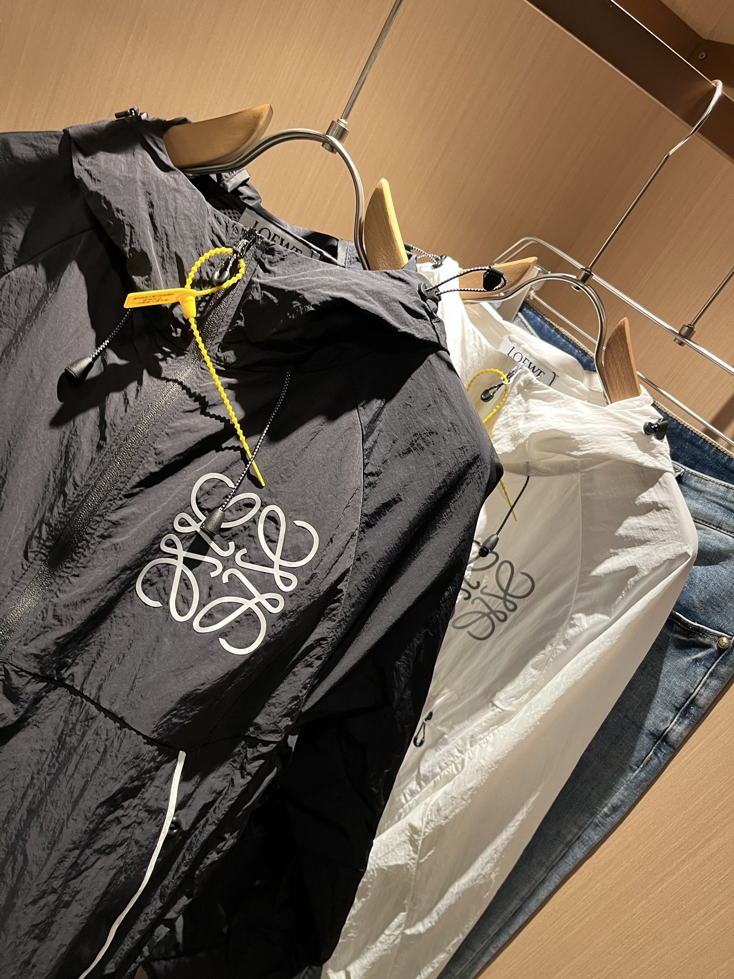 LOEWE 罗意威 2025春夏新款男女同款👫防晒衣夹克外套,除了在款式设计上颇有造诣之外,最明显或者