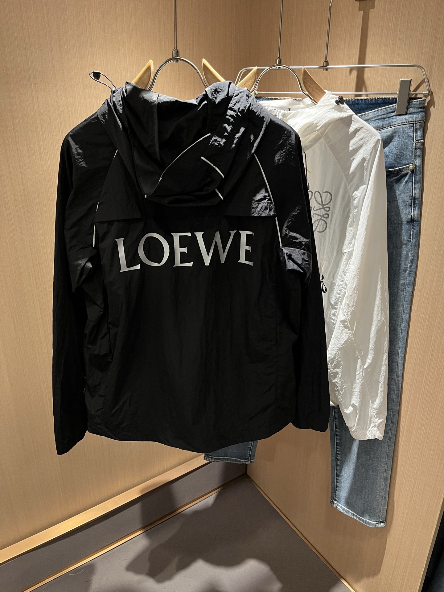 LOEWE 罗意威 2025春夏新款男女同款👫防晒衣夹克外套,除了在款式设计上颇有造诣之外,最明显或者
