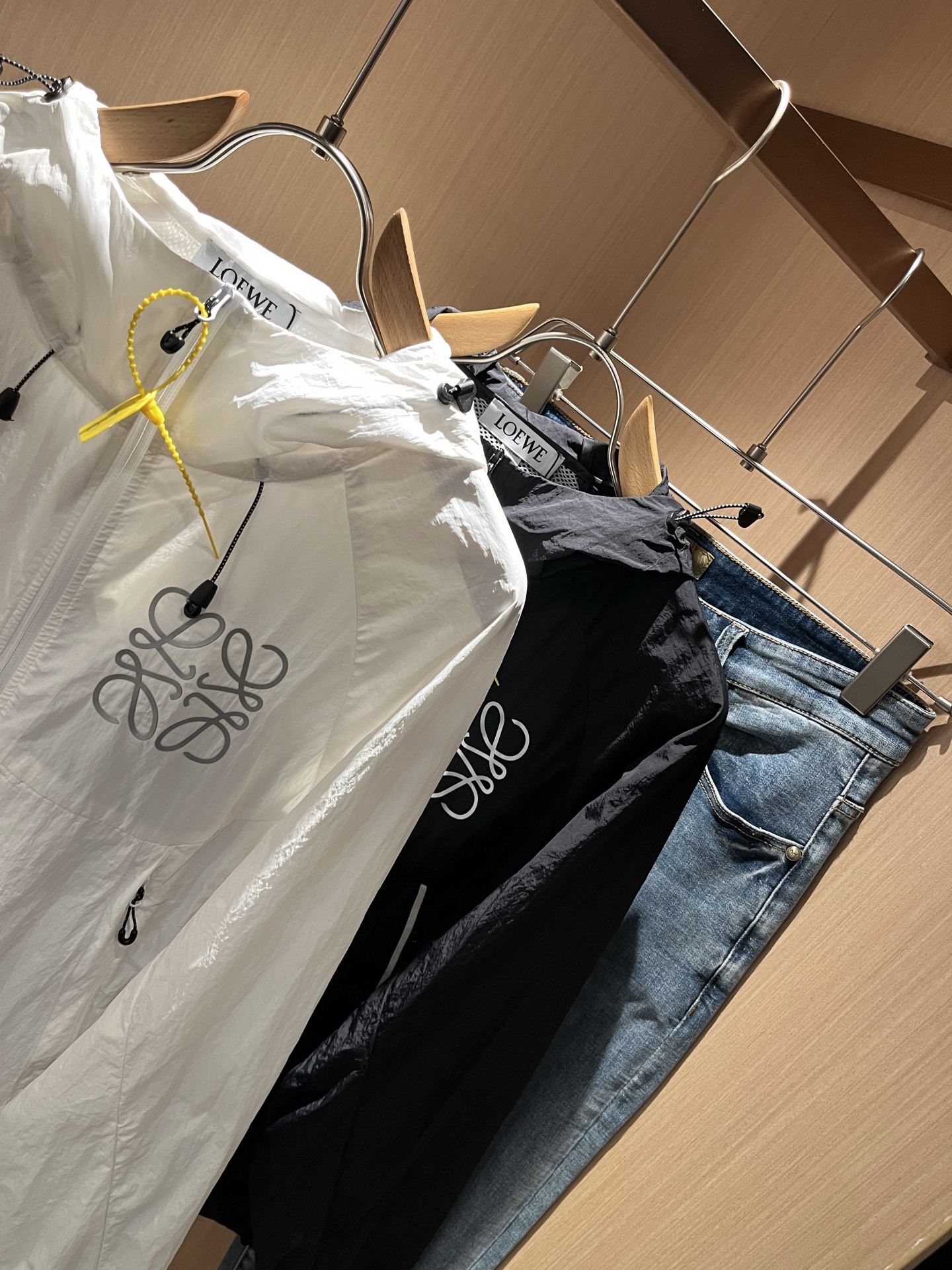 LOEWE 罗意威 2025春夏新款男女同款👫防晒衣夹克外套,除了在款式设计上颇有造诣之外,最明显或者