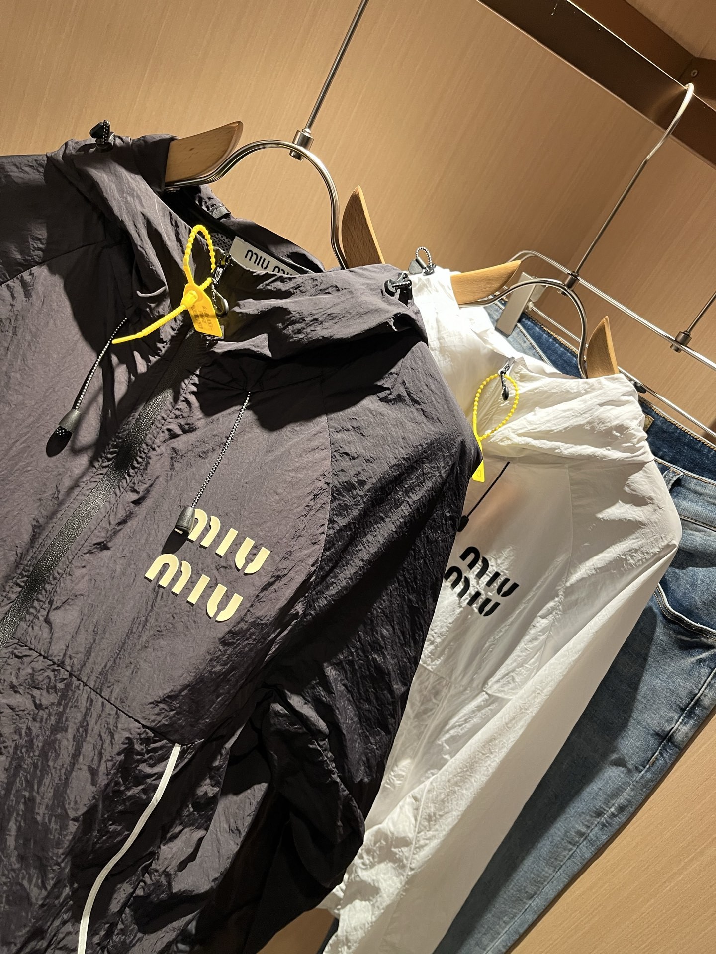 MIUMIU 谬谬 2025春夏新款男女同款👫防晒衣夹克外套,除了在款式设计上颇有造诣之外,最明显或者