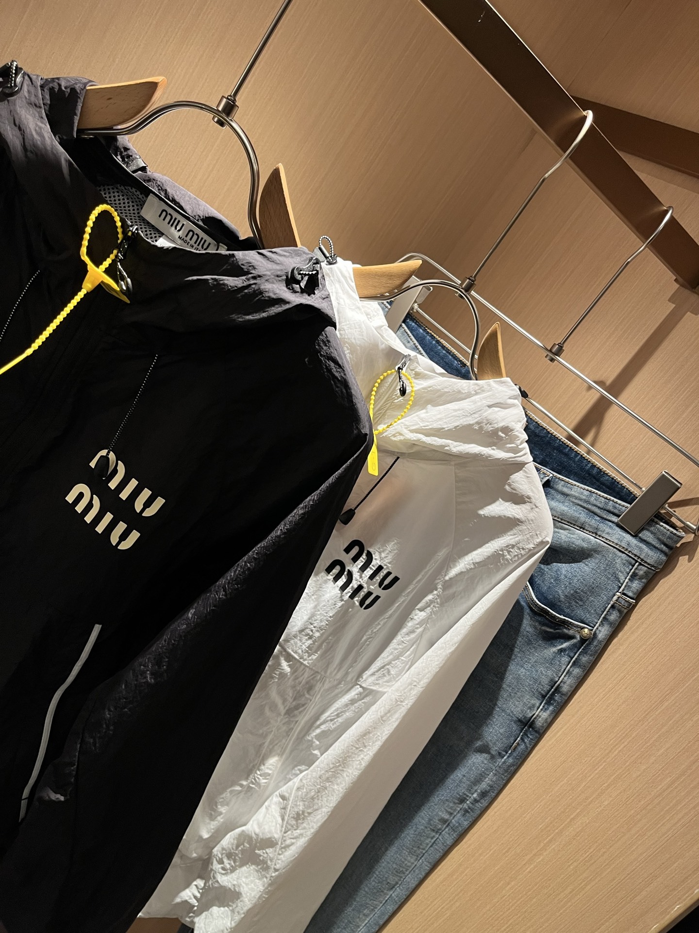 MIUMIU 谬谬 2025春夏新款男女同款👫防晒衣夹克外套,除了在款式设计上颇有造诣之外,最明显或者