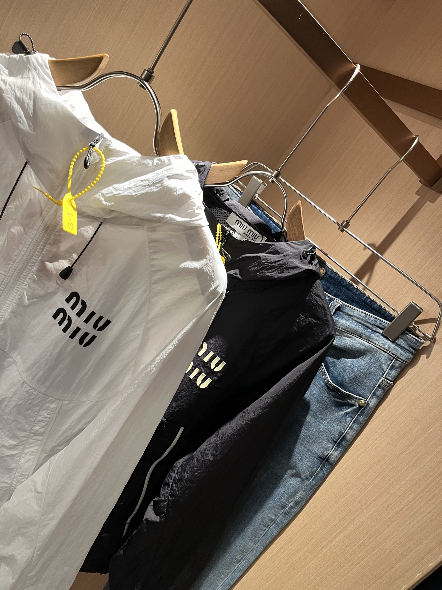  MIUMIU 谬谬 2025春夏新款男女同款👫防晒衣夹克外套，除了在款式设计上颇有造诣之外，最明显或者