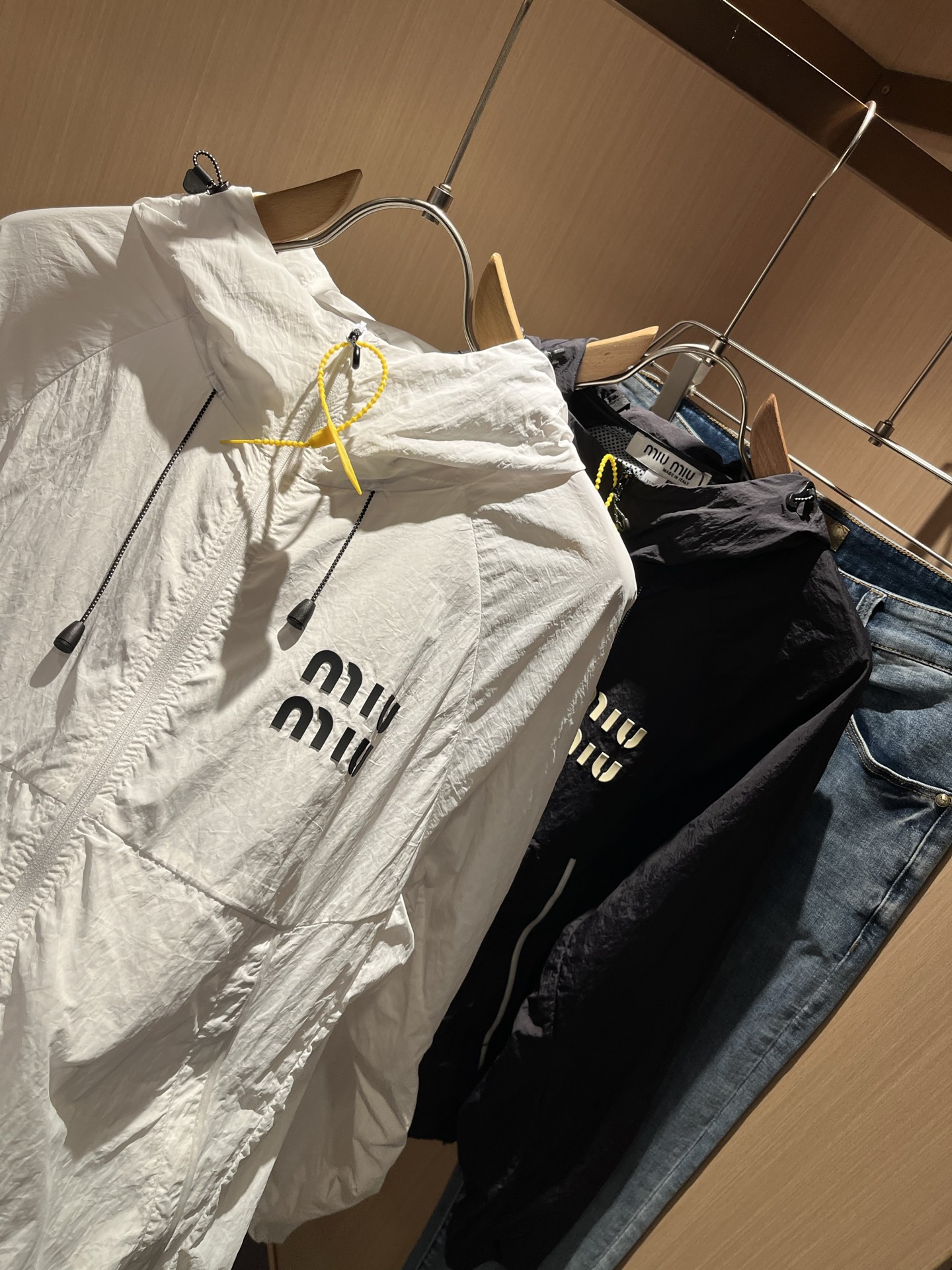  MIUMIU 谬谬 2025春夏新款男女同款👫防晒衣夹克外套，除了在款式设计上颇有造诣之外，最明显或者